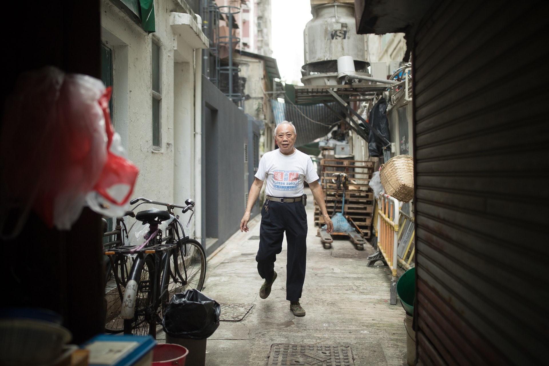 這個伯伯就是通了50年「寂寞的渠」的「渠王」﹗ 這個伯伯就是通了50年「寂寞的渠」的「渠王」﹗