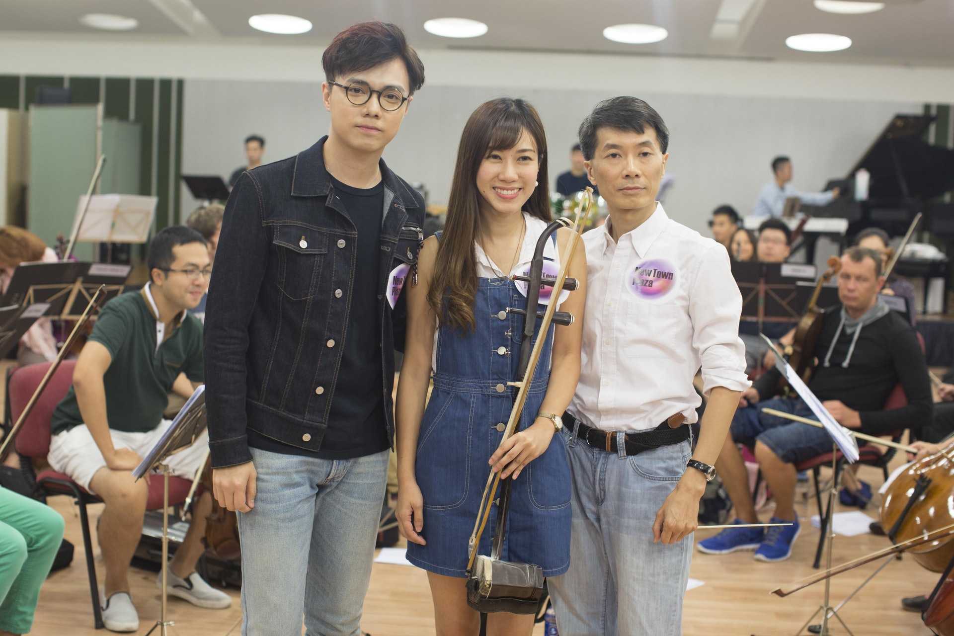 軒仔與二胡女演奏家陳璧沁及管弦樂手合作相當投契。 (梁碧玲攝) 軒仔與二胡女演奏家陳璧沁及管弦樂手合作相當投契。 (梁碧玲攝)