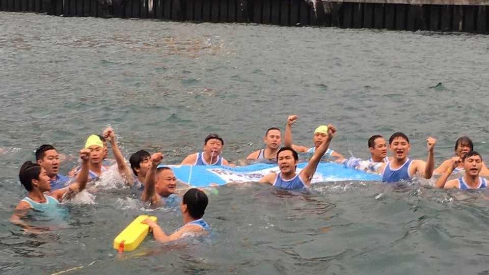 救生員抗議人手不足 長毛李卓人齊「跳海」 救生員抗議人手不足 長毛李卓人齊「跳海」