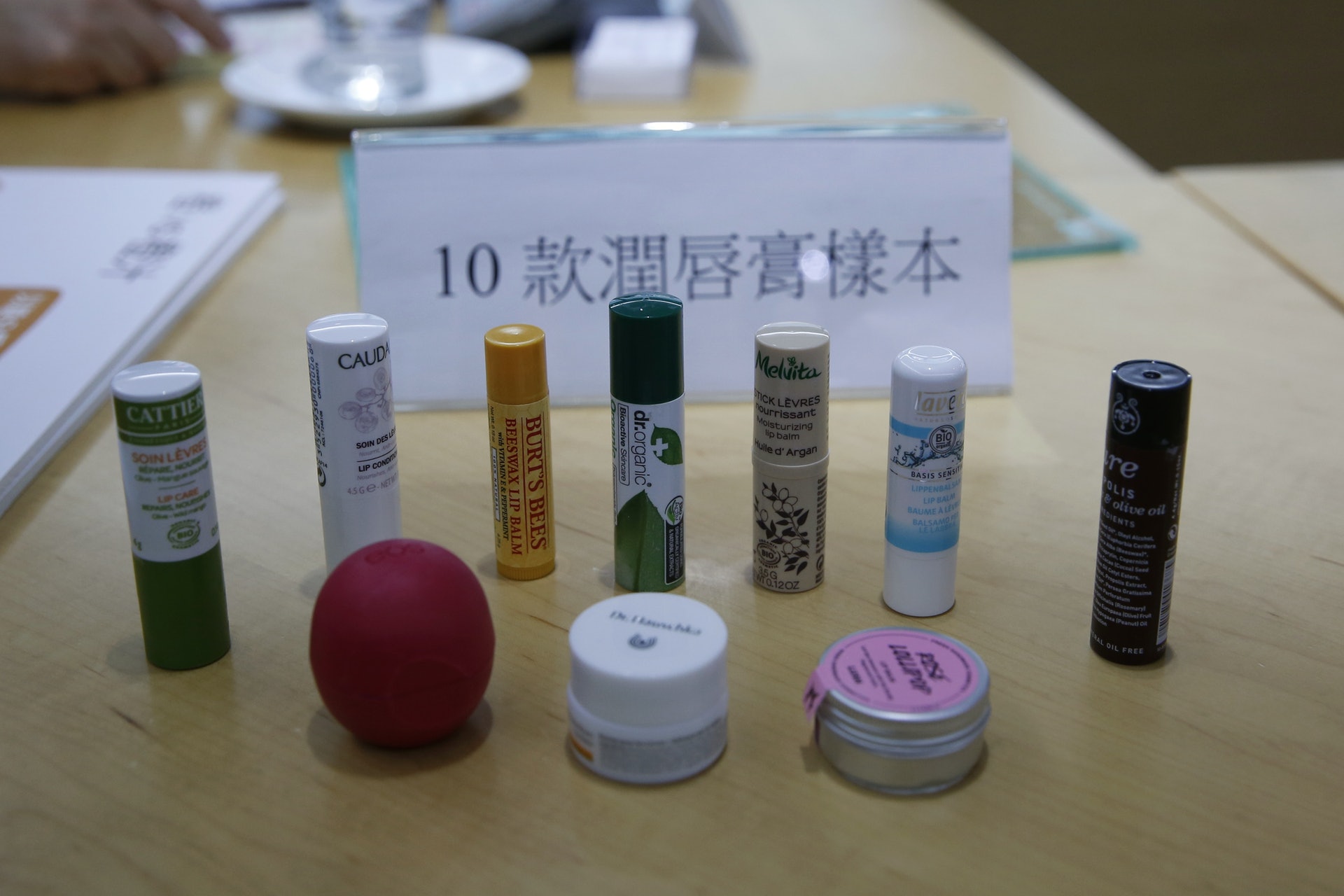 消委會表示,10款非礦物油類潤唇膏保濕功效相若,但價錢差異大。(張浩維攝) 消委會表示,10款非礦物油類潤唇膏保濕功效相若,但價錢差異大。(張浩維攝)