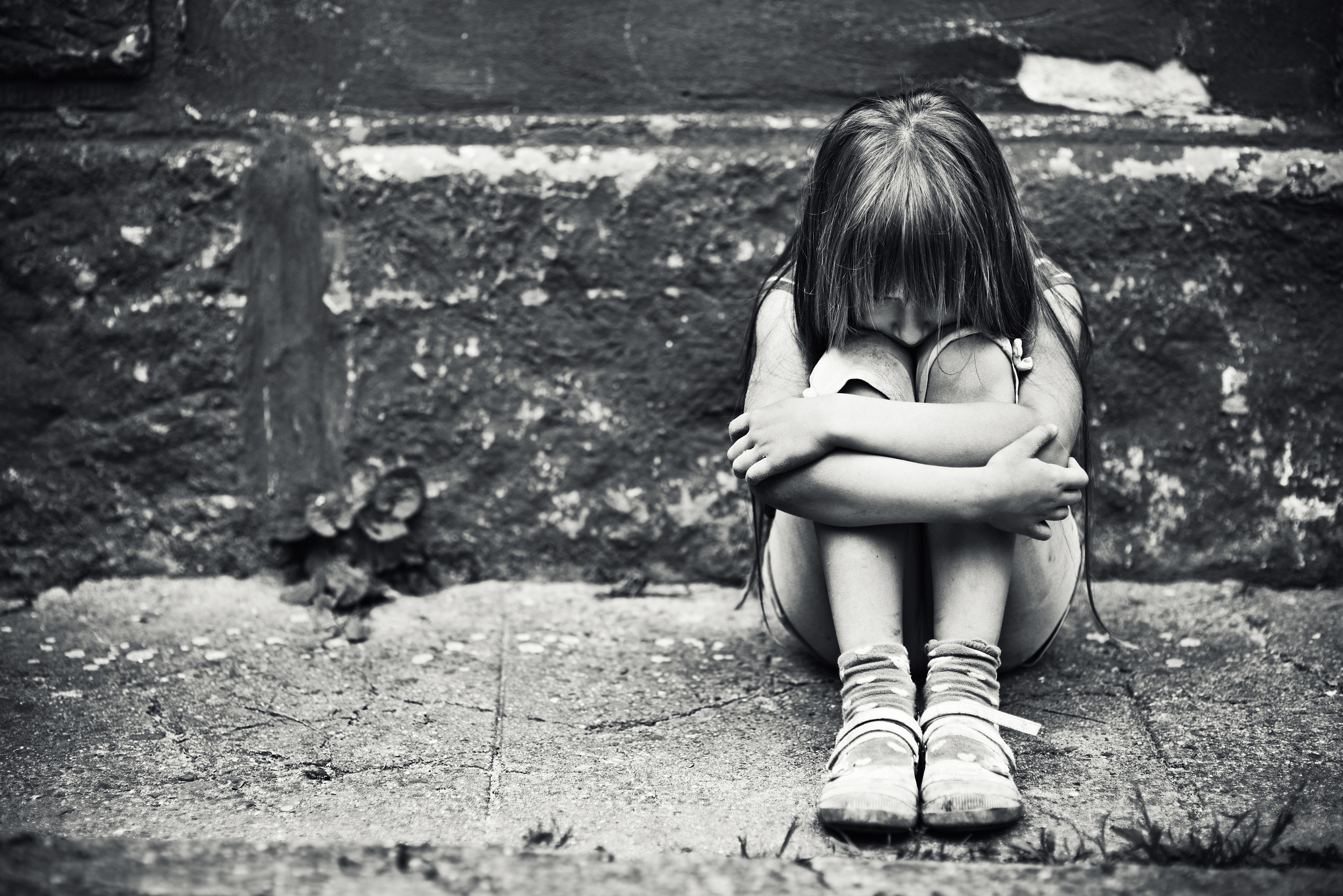 為何受性侵女孩主動勾引繼父？　輔導員道出最心痛的反抗方法　