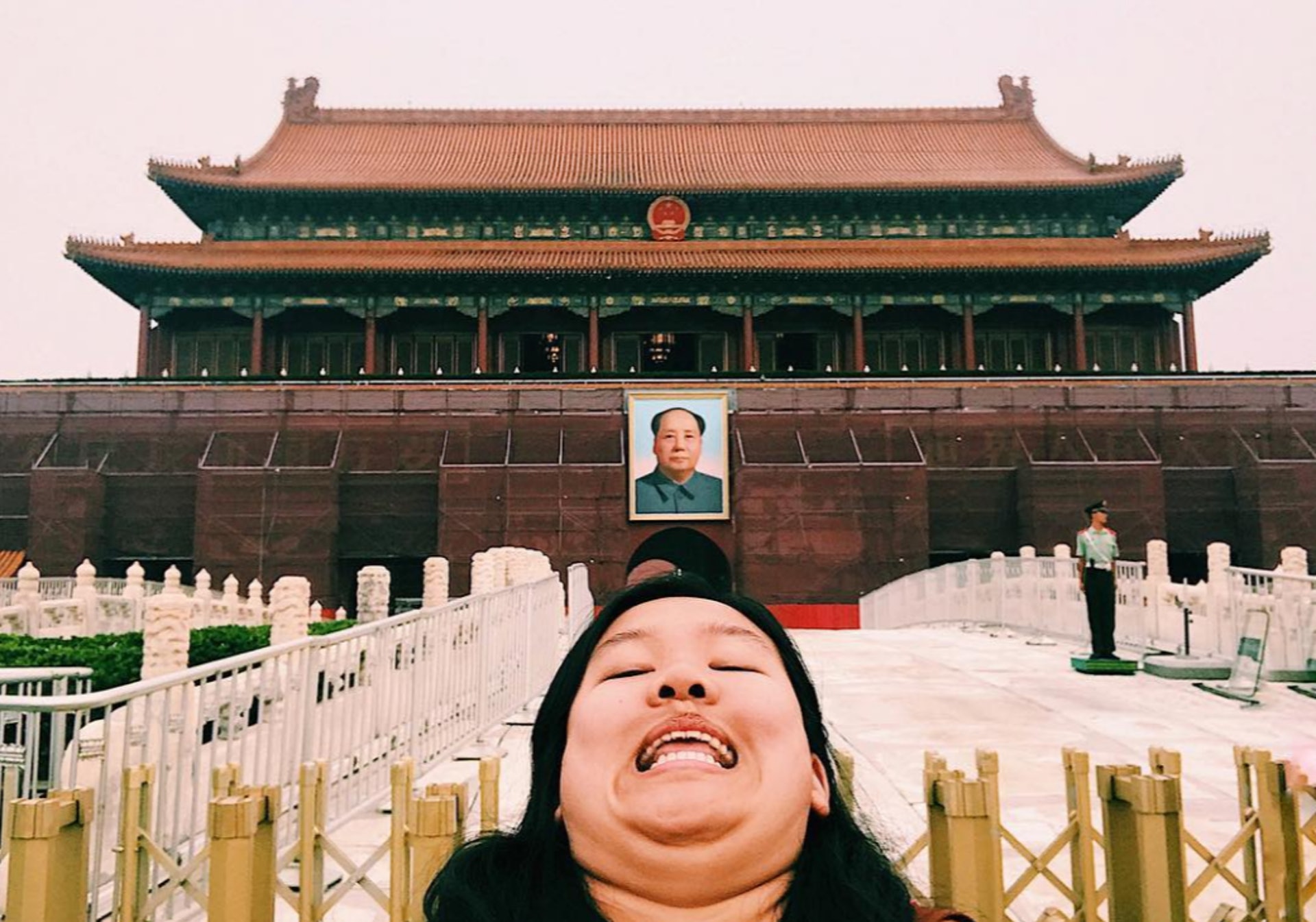 Michelle會在世界各地的著名建築物前自拍雙下巴照片,並稱之為「Chinfies」,圖為天安門廣場。(chinventures IG圖片) Michelle會在世界各地的著名建築物前自拍雙下巴照片,並稱之為「Chinfies」,圖為天安門廣場。(chinventures IG圖片)