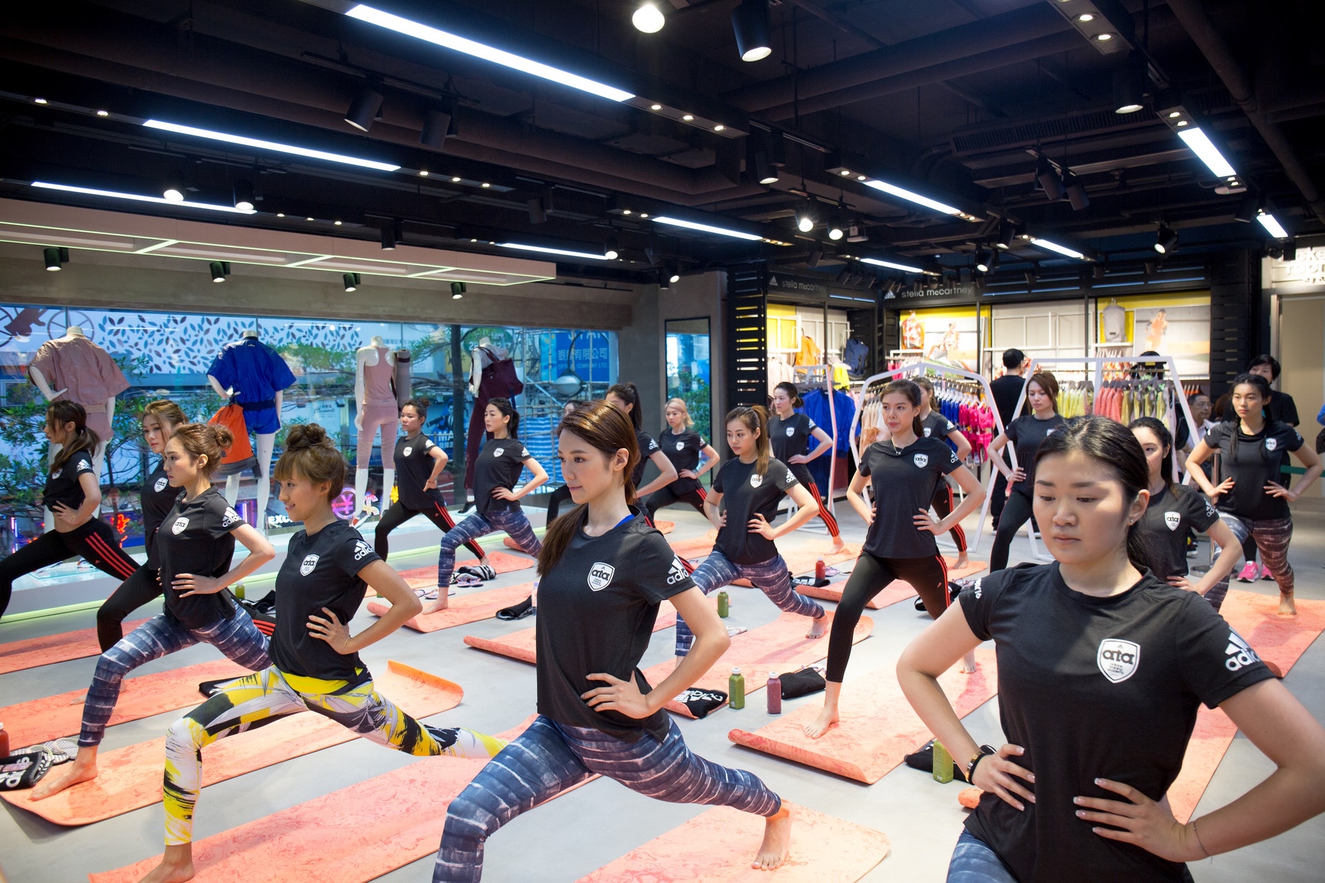 一眾美女齊集adidas銅鑼灣旗艦店,參與首堂adidas Training Academy的瑜伽班。(鍾偉德攝) 一眾美女齊集adidas銅鑼灣旗艦店,參與首堂adidas Training Academy的瑜伽班。(鍾偉德攝)
