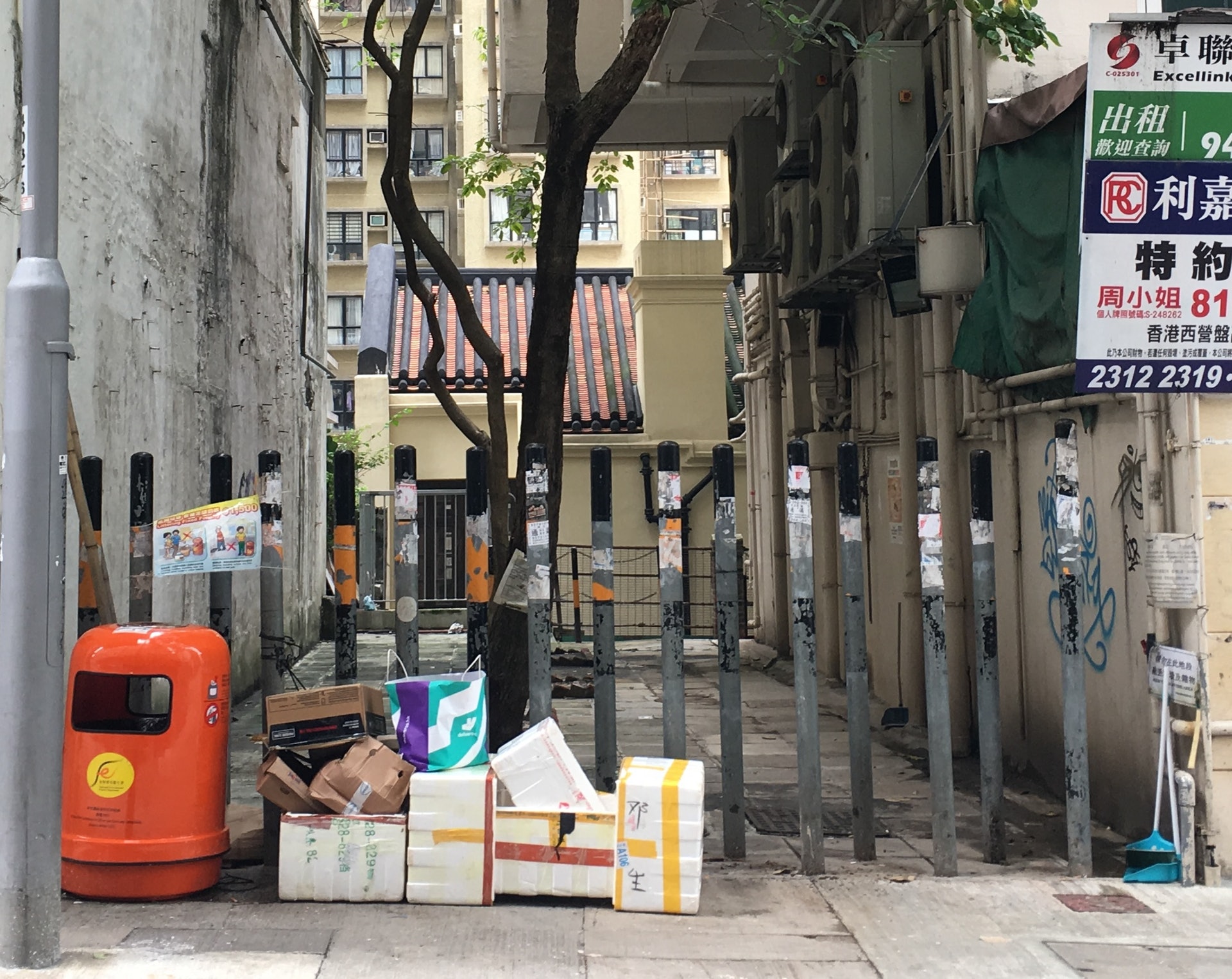 西環高街有十多條鐵柱排列成陣,柱後的空地為何變成垃圾堆及養蚊地?(柯詠敏攝) 西環高街有十多條鐵柱排列成陣,柱後的空地為何變成垃圾堆及養蚊地?(柯詠敏攝)
