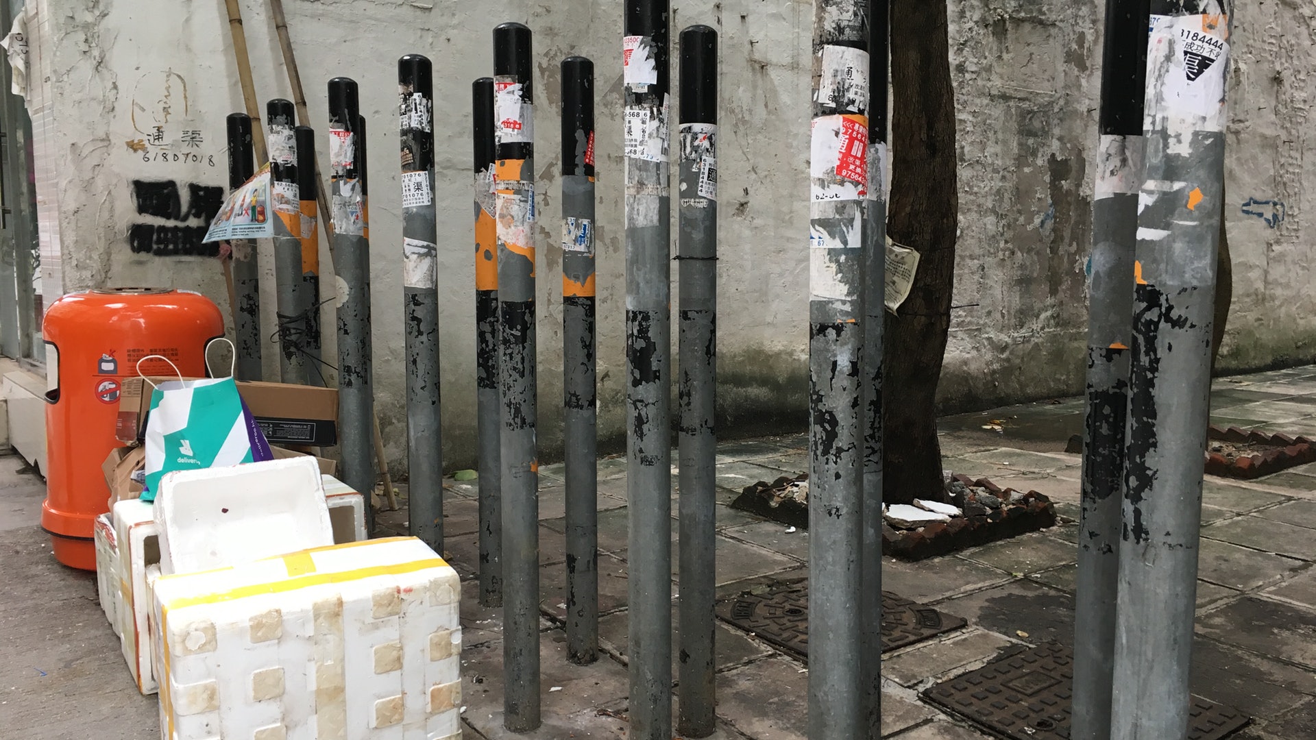 【鐵柱陣】公眾通道被圍「生人勿近」 西環公共空間慘變養蚊地? 【鐵柱陣】公眾通道被圍「生人勿近」 西環公共空間慘變養蚊地?