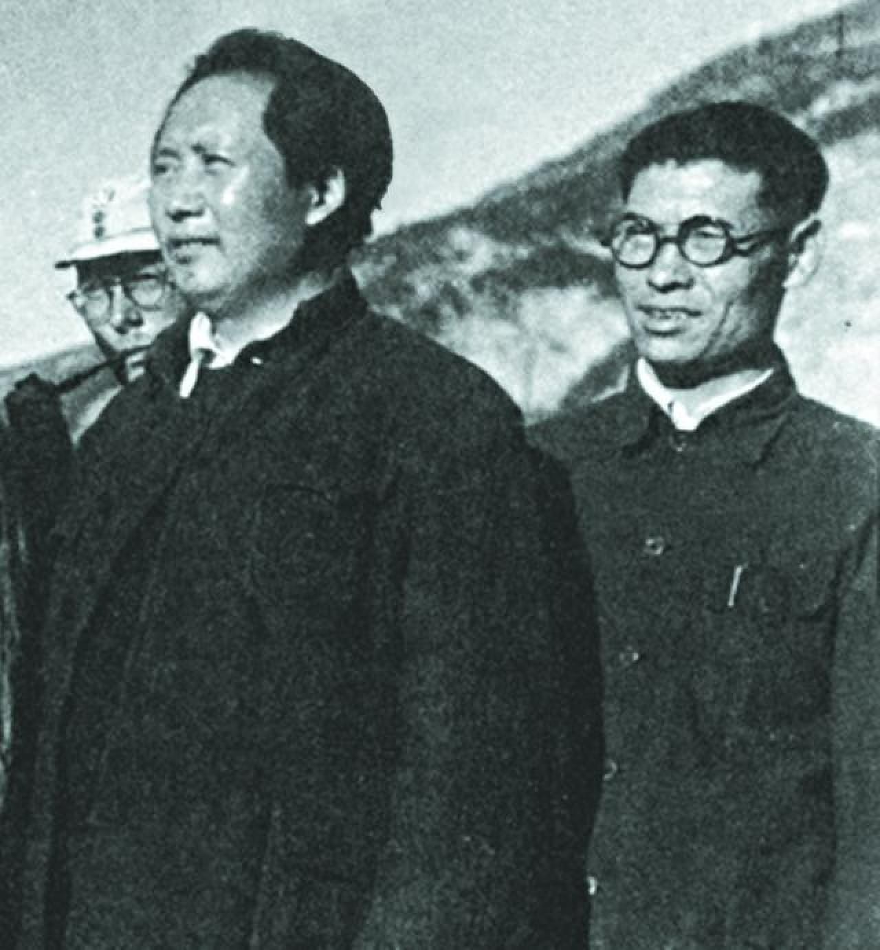 高崗(右)曾擔任當時在國家體系中極為重要的計委主席一職,緊跟毛澤東推行「左」傾政治。(網上圖片) 高崗(右)曾擔任當時在國家體系中極為重要的計委主席一職,緊跟毛澤東推行「左」傾政治。(網上圖片)