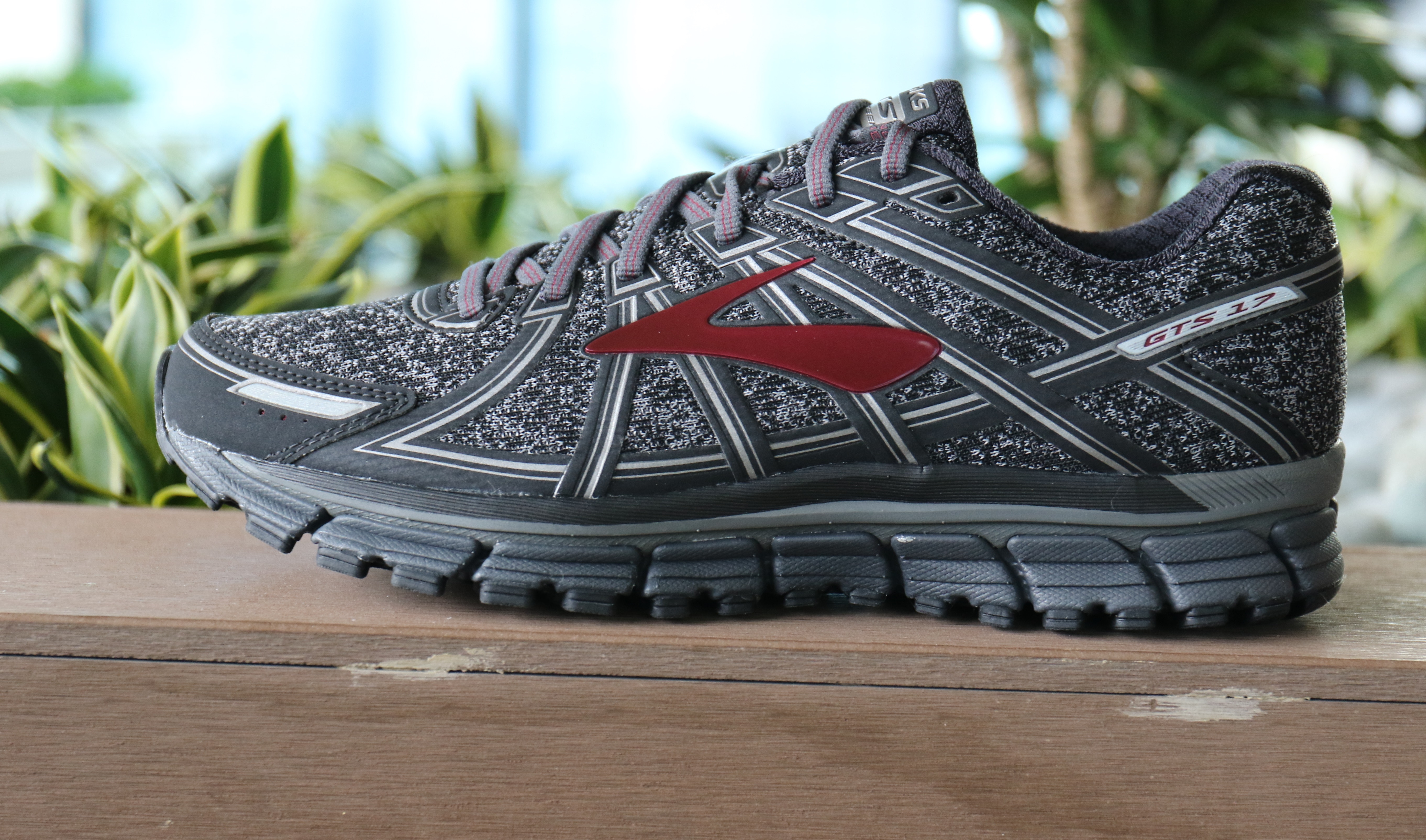 【跑鞋庫】Brooks Adrenaline GTS 17　嚴重扁平足之選
