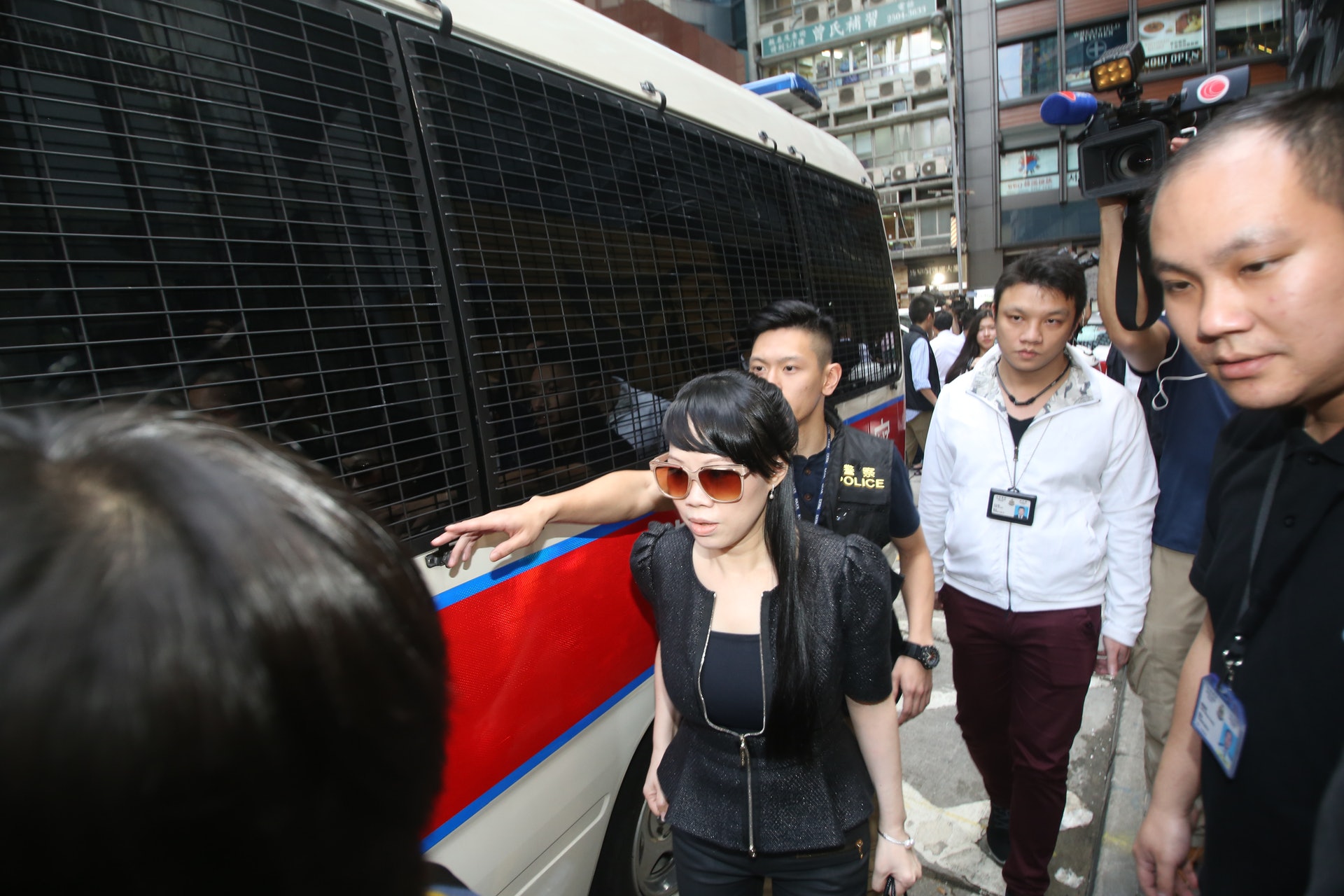 涉事美容院55歲趙姓女主腦今午被警方拘捕。(黃偉民攝) 涉事美容院55歲趙姓女主腦今午被警方拘捕。(黃偉民攝)
