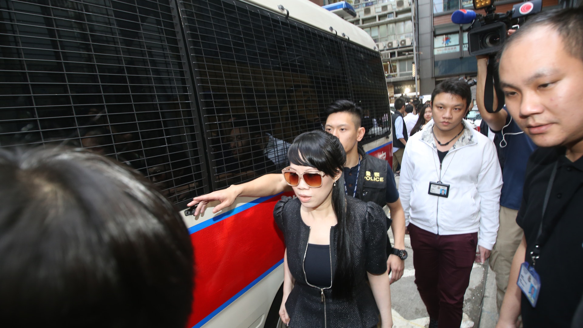 美容院用磁石醫癌呃500萬元 警拘11女職員 美容院用磁石醫癌呃500萬元 警拘11女職員