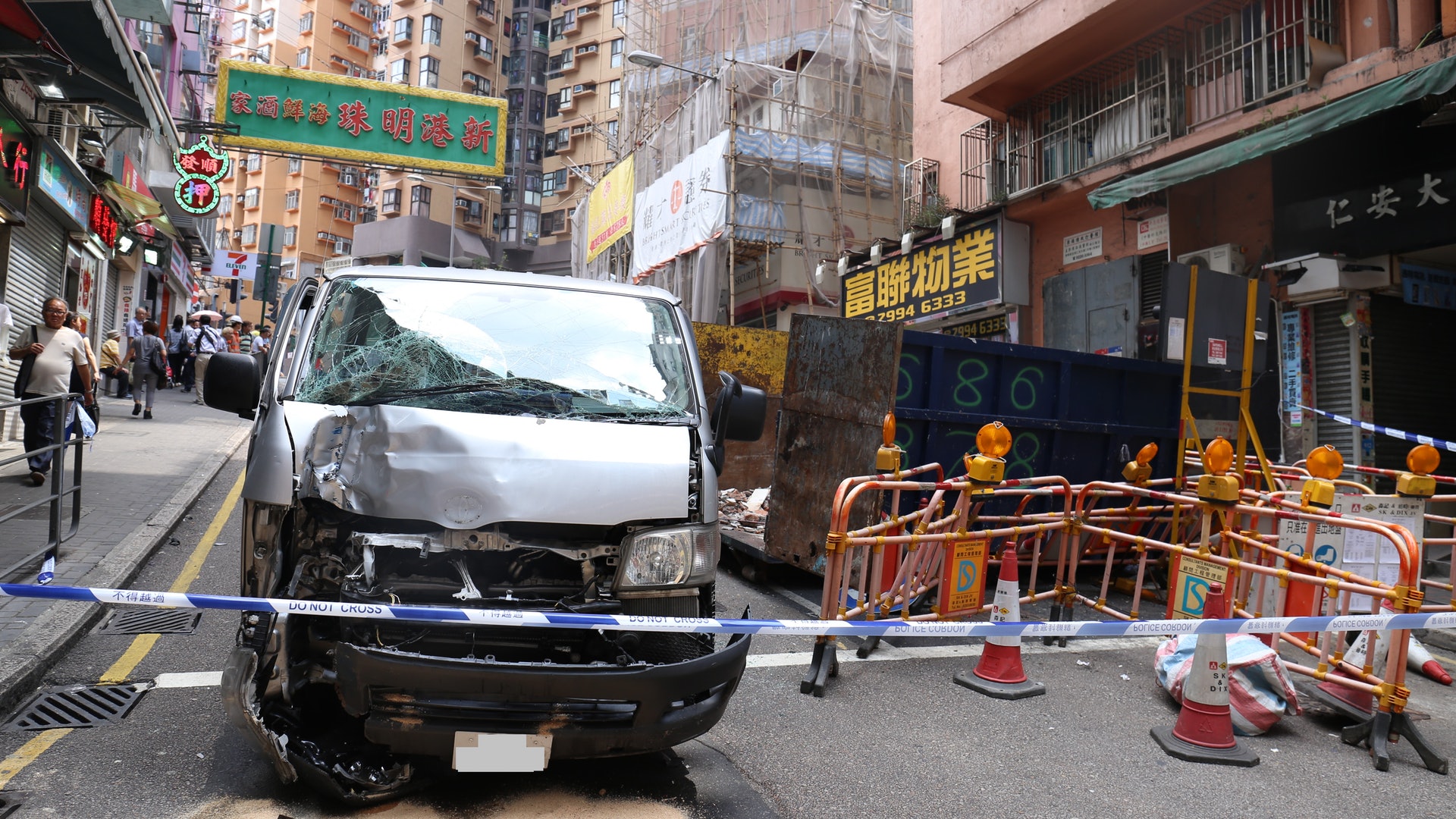 客貨車落斜失控 撞飛女途人 再撼環保斗推行20米 客貨車落斜失控 撞飛女途人 再撼環保斗推行20米