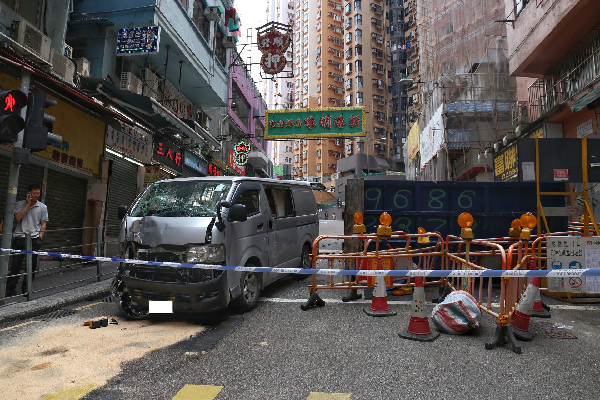 客貨車撞到路邊環保斗始停下。(余睿菁攝) 客貨車撞到路邊環保斗始停下。(余睿菁攝)