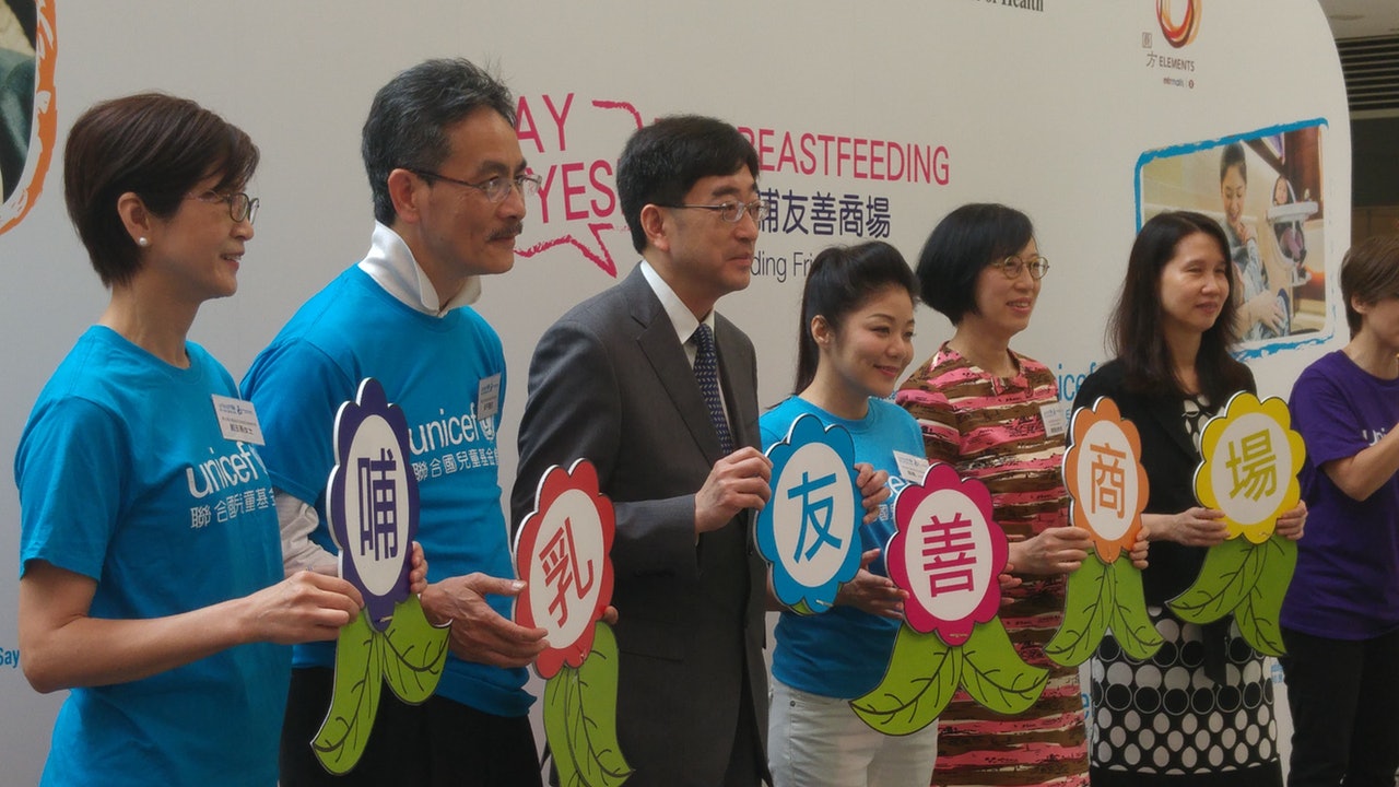 調查:四成港媽餵母乳遭歧視 運動場地哺乳被勸入廁所 調查:四成港媽餵母乳遭歧視 運動場地哺乳被勸入廁所