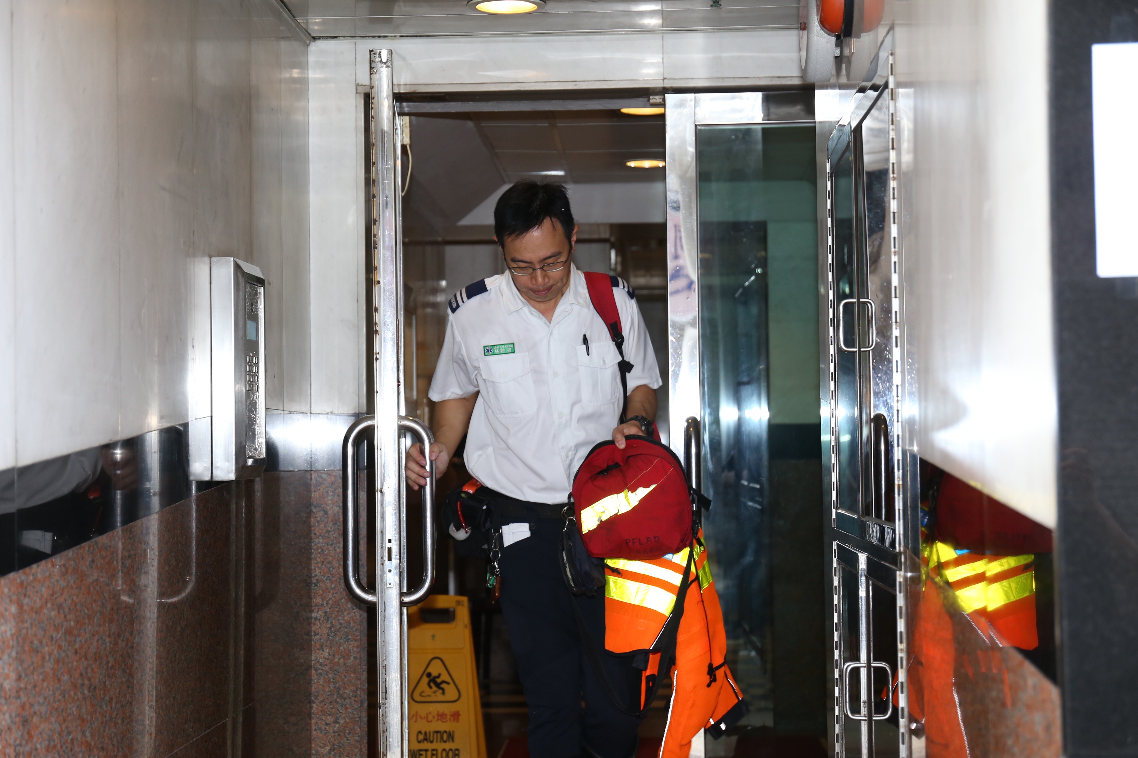 救護人員到場，可惜男子終告不治。（梁銘康攝）