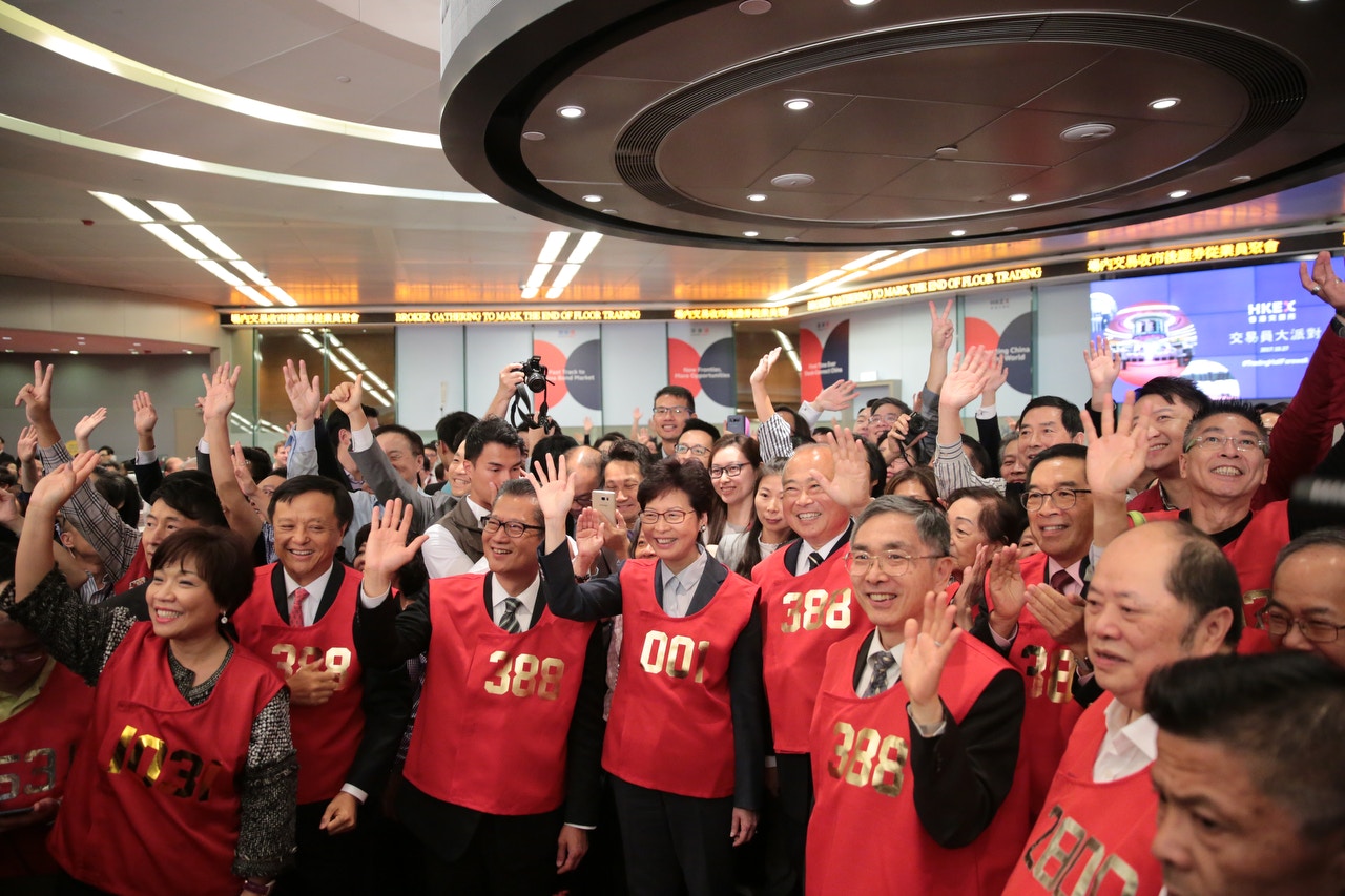 告別交易大堂】林鄭月娥化身「紅衫仔」 編號為「天字第一號」