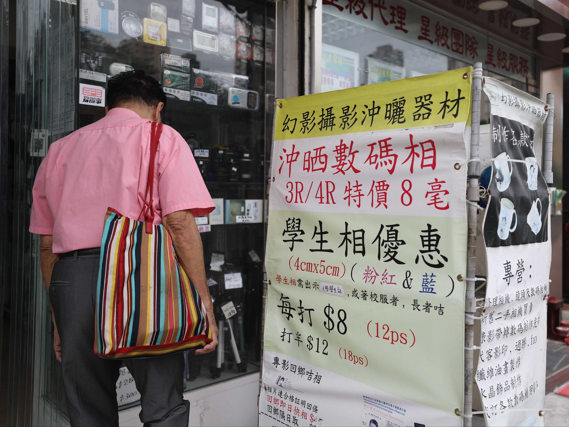 元朗攝影老店8元一打學生相老闆:做得幾耐就幾耐 元朗攝影老店8元一打學生相老闆:做得幾耐就幾耐
