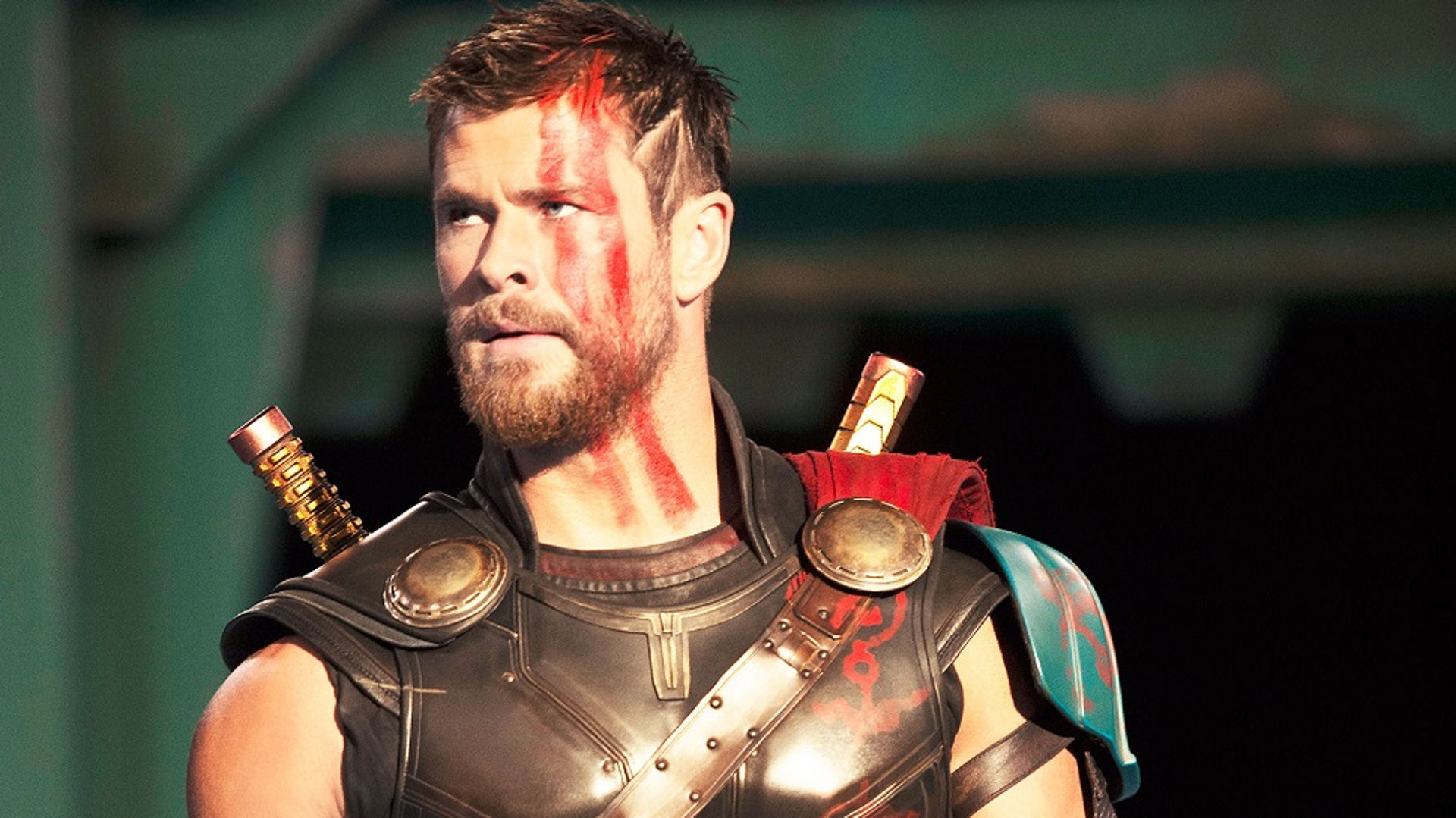男主角Chris Hemsworth已經建立起足夠話語權,一手否定前兩集,完全不理會角色連貫性。(《雷神奇俠3:諸神黃昏》(Thor:Ragnarok)劇照) 男主角Chris Hemsworth已經建立起足夠話語權,一手否定前兩集,完全不理會角色連貫性。(《雷神奇俠3:諸神黃昏》(Thor:Ragnarok)劇照)