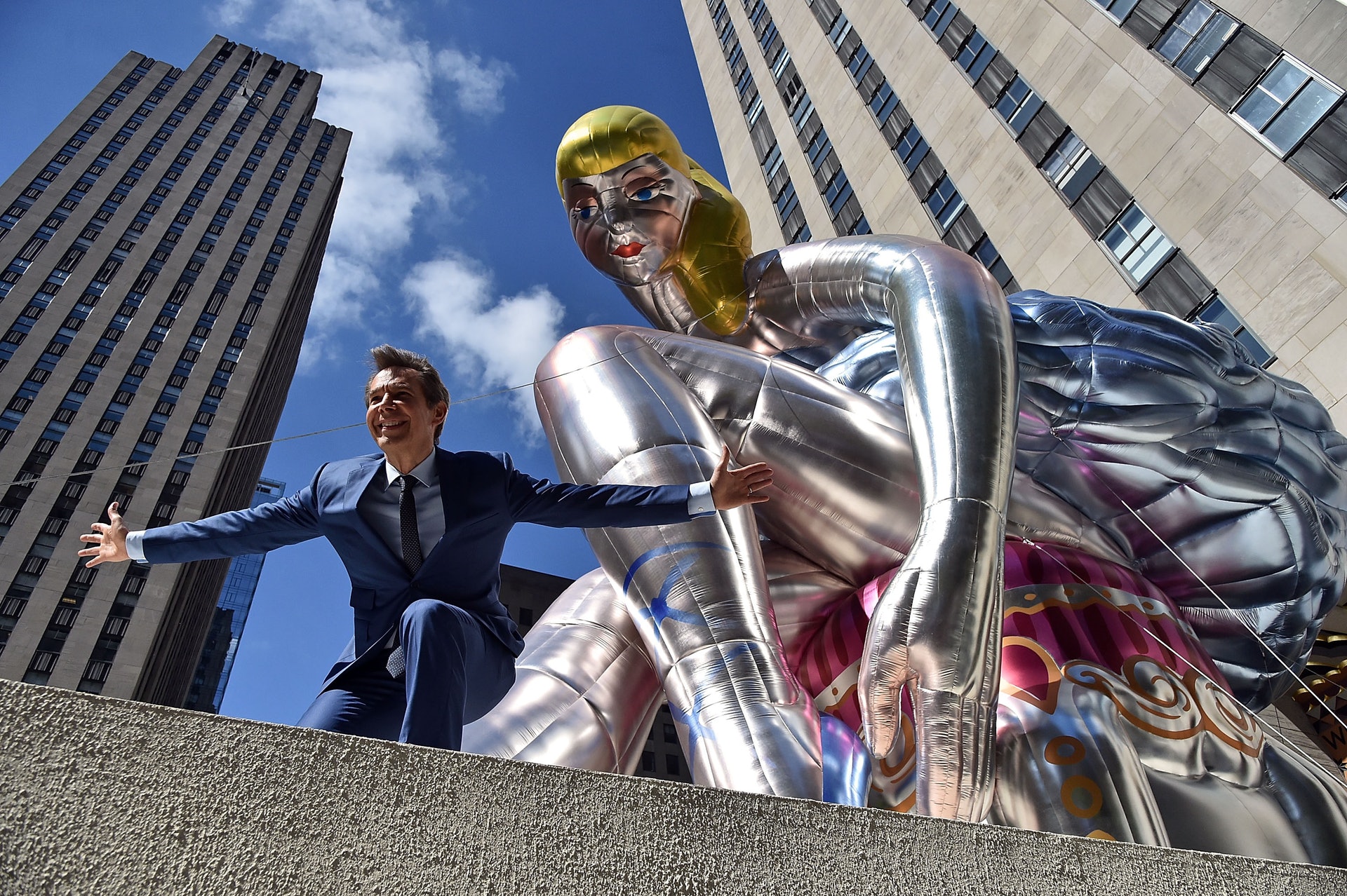 Jeff Koons及其作品Seated Ballerina。(Getty Images) Jeff Koons及其作品Seated Ballerina。(Getty Images)