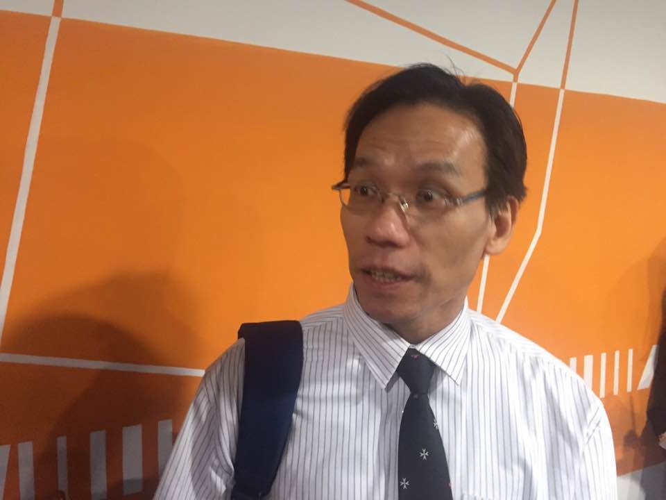 中史教師會會長李偉雄於會後引述局方說法，澄清教師無須教授《基本法》具體條文，交代主權背景而計入基本法教育課時。(胡家欣攝)
