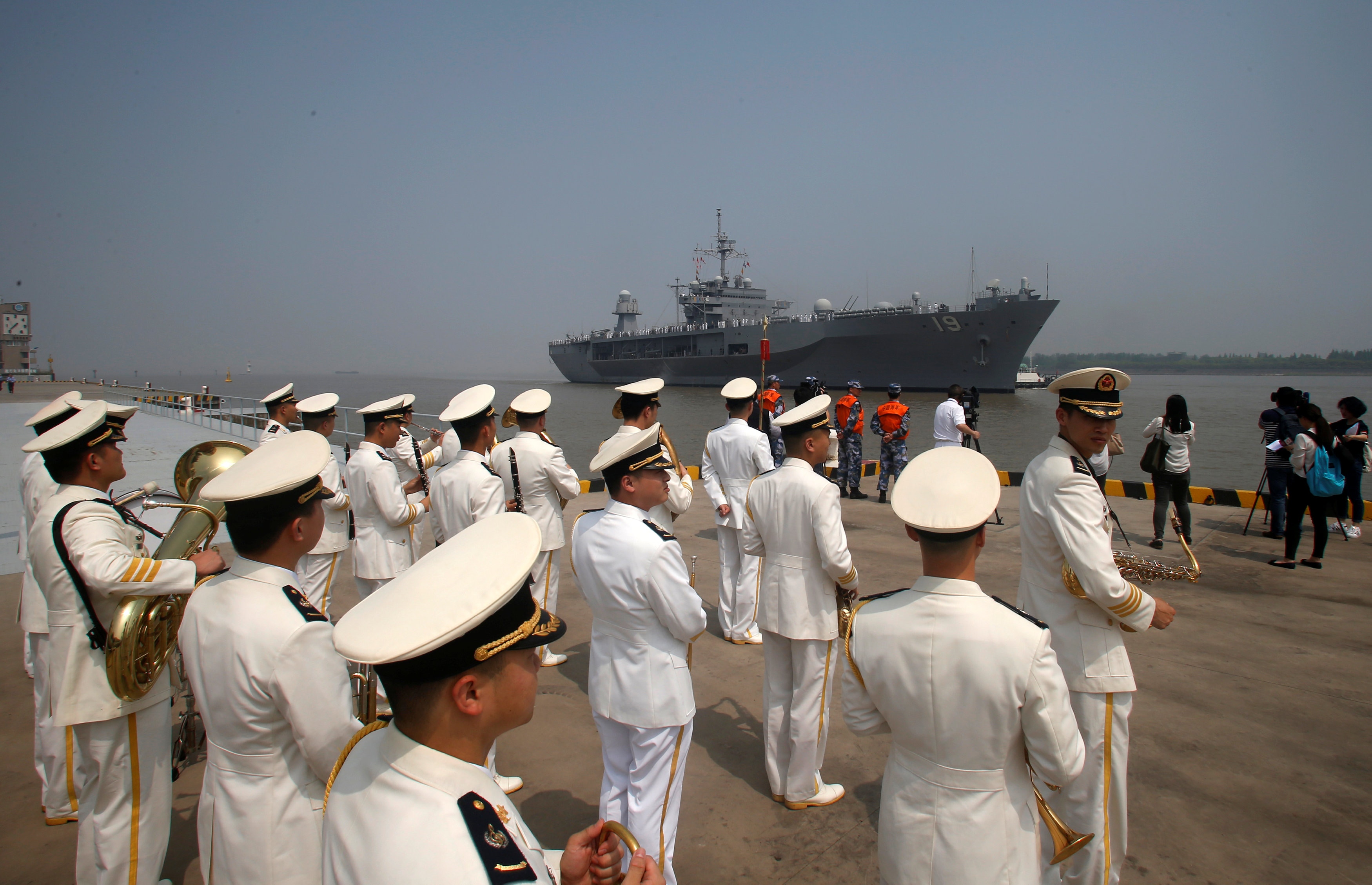 藍嶺號抵滬　美第七艦隊司令：航母訪港被拒影響不大