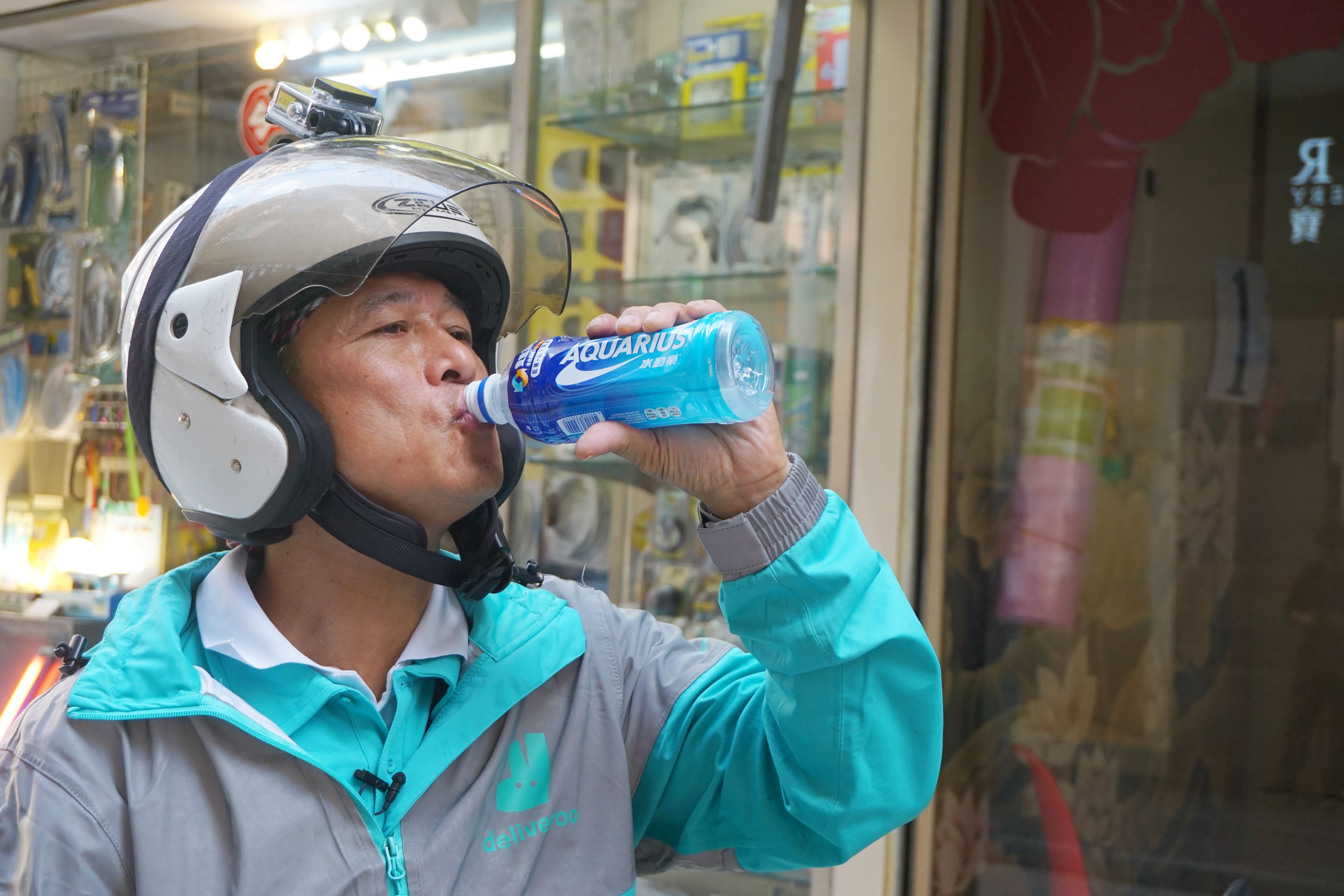 17年車手的生涯，皮膚鍊成鋼，他的熱是用寶礦力量度，「飲清水唔得㗎喎，水清會真係會頭暈腳軟，要飲寶礦力。」他說喝寶礦力，還有一個好處，減少小便次數。（陳芷慧攝）