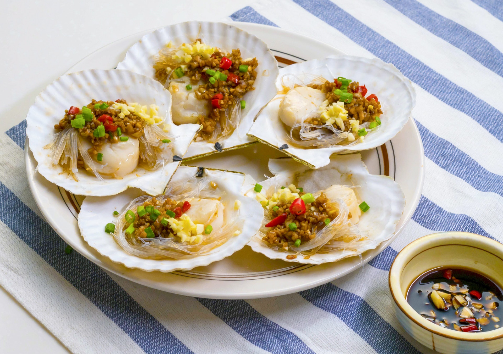 蒜蓉粉絲蒸扇貝食譜 清蒸健康家常菜粉絲索汁香辣惹味 香港01 教煮 蒜蓉粉絲蒸扇貝食譜 清蒸健康家常菜粉絲索汁香辣惹味 香港01 教煮