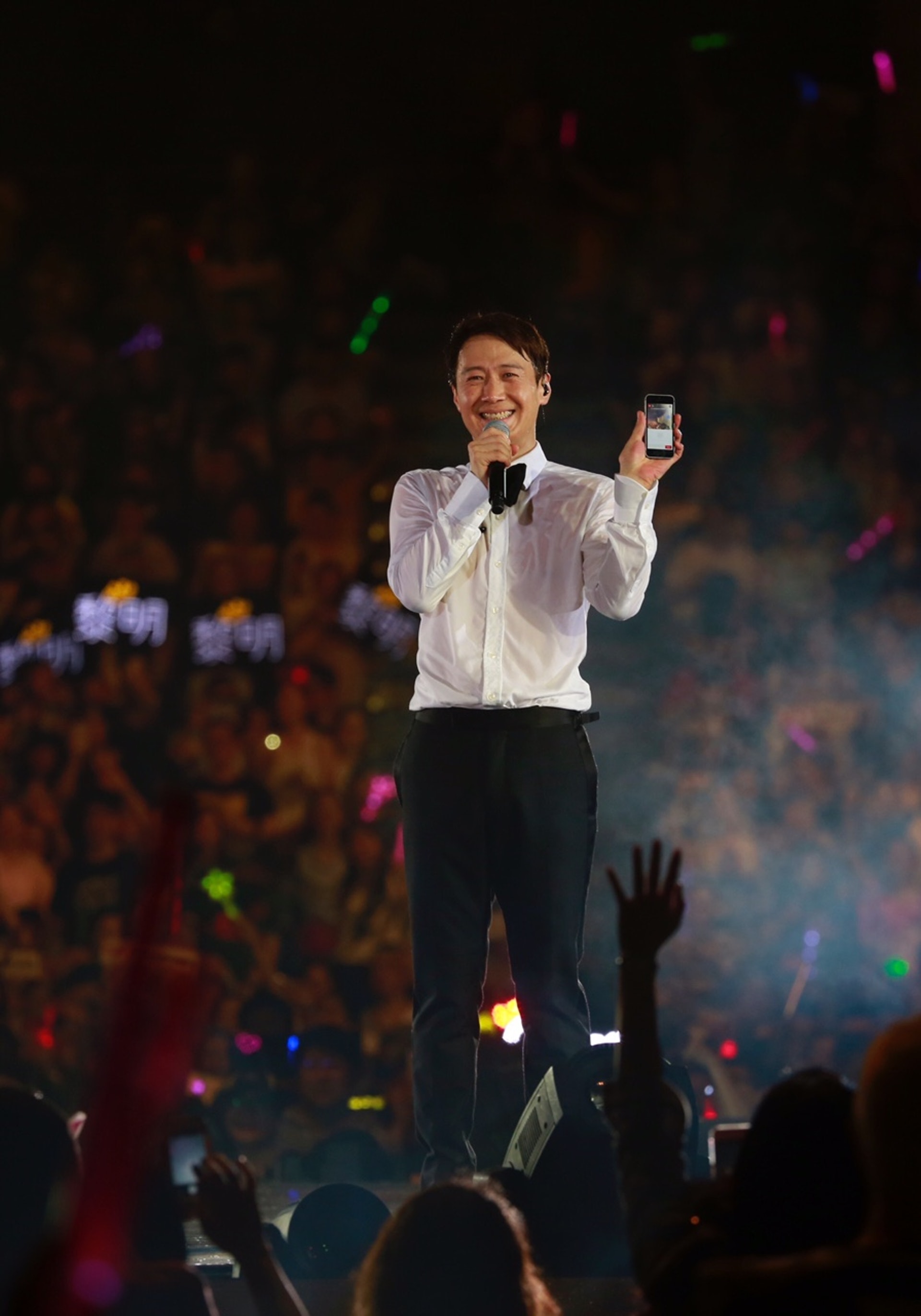 黎明拿出手機再玩fb直播,但似乎線路比較繁忙,直播了32秒便被迫結束。(梁碧玲攝) 黎明拿出手機再玩fb直播,但似乎線路比較繁忙,直播了32秒便被迫結束。(梁碧玲攝)