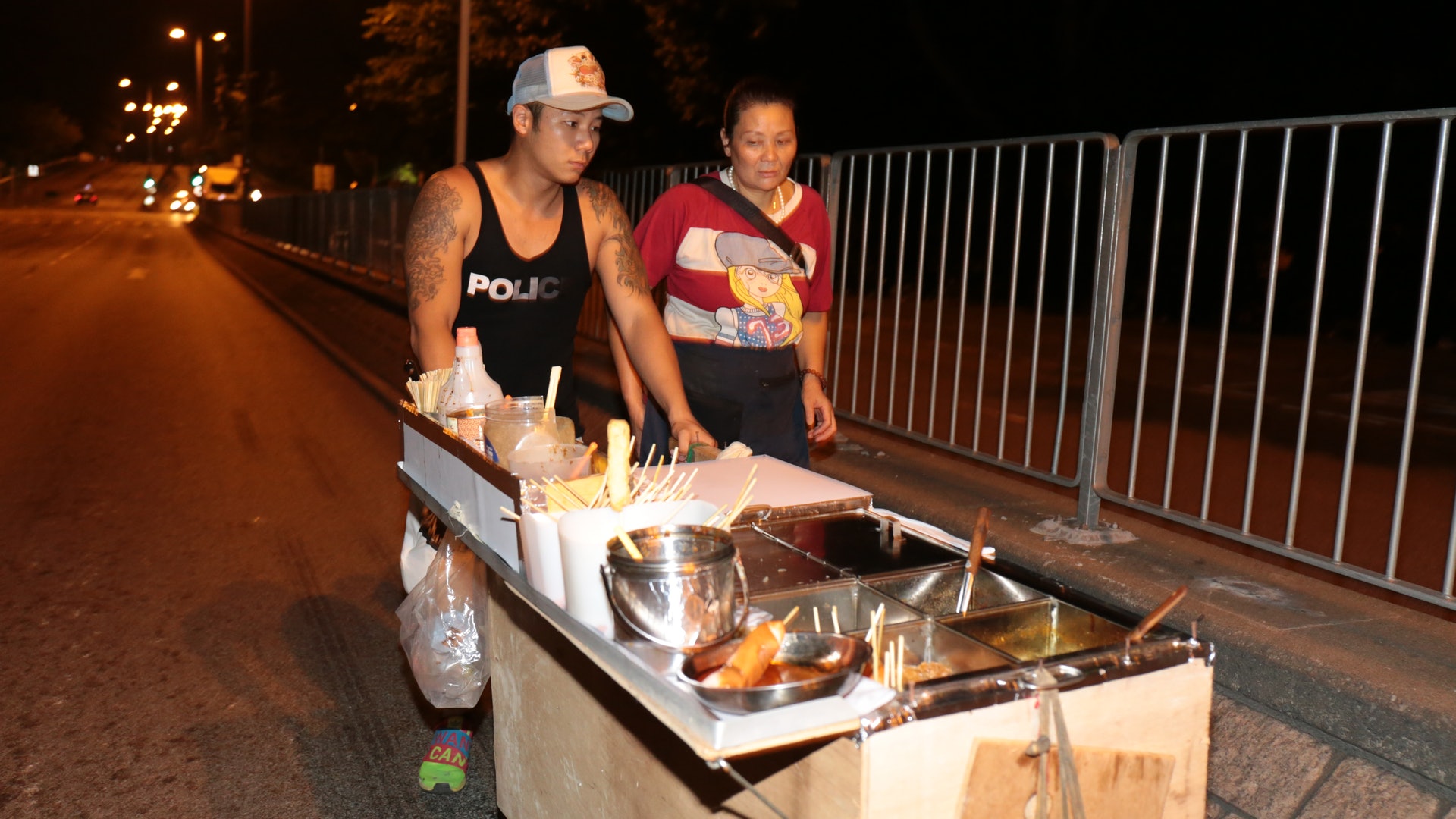 【母親節】遇食環走鬼翻車受傷 大隻仔為小販母重建最窩心美食車 【母親節】遇食環走鬼翻車受傷 大隻仔為小販母重建最窩心美食車