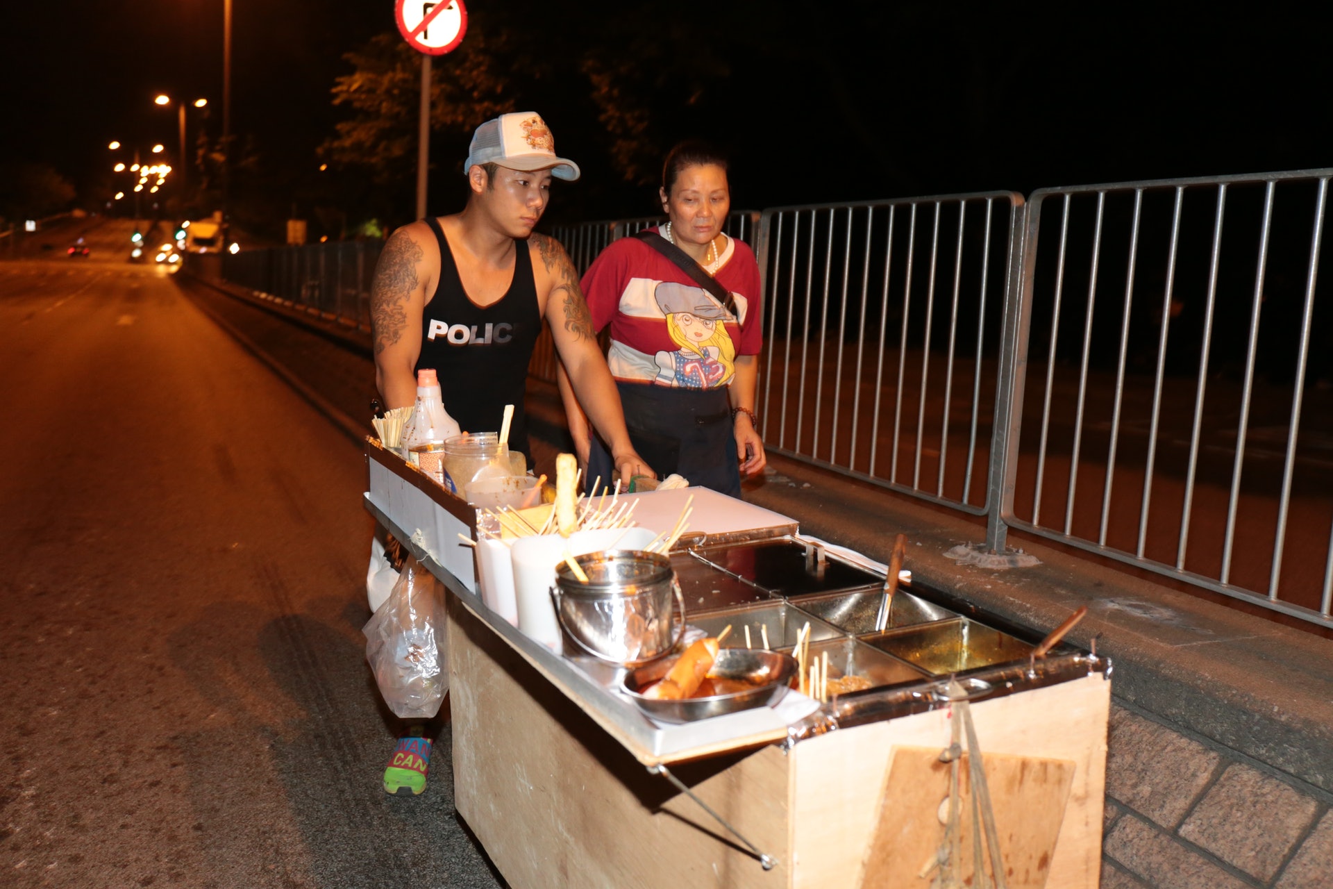 花了半天時間,發仔為母親花姐趕製木頭車,讓她再上街頭,為平民售賣美食,送上一份最窩心的母親節禮物。(陳永武攝) 花了半天時間,發仔為母親花姐趕製木頭車,讓她再上街頭,為平民售賣美食,送上一份最窩心的母親節禮物。(陳永武攝)