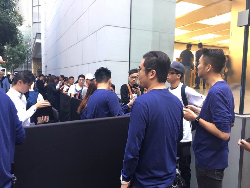 今晨七時許，銅鑼灣蘋果專門店未開舖前，已見不少已預訂用户提早排隊，等待開門一刻入內取機。（陳淑霞攝）