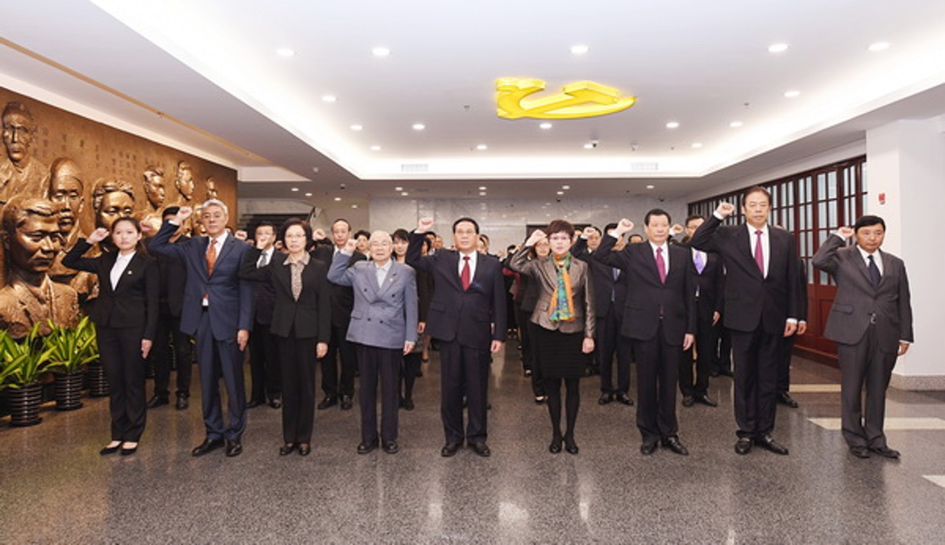 上海市委書記李強(左五)率領上海市其他官員到一大會址重溫入黨誓詞。(視覺中國) 上海市委書記李強(左五)率領上海市其他官員到一大會址重溫入黨誓詞。(視覺中國)