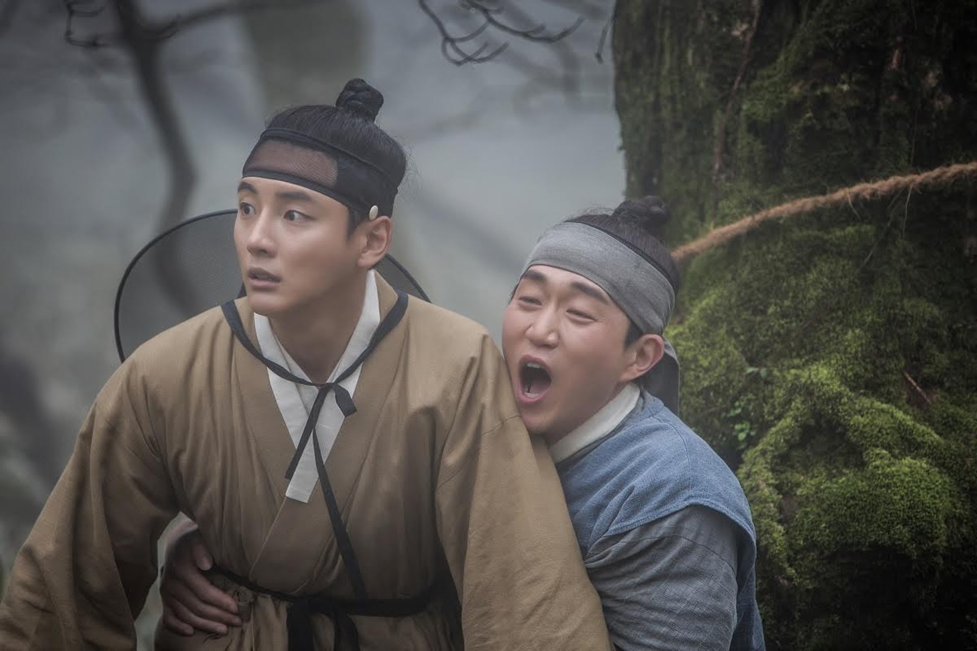 崔盛元(右)演出的《魔女寶鑑》戲分已拍好將會照常播出。(網上圖片) 崔盛元(右)演出的《魔女寶鑑》戲分已拍好將會照常播出。(網上圖片)