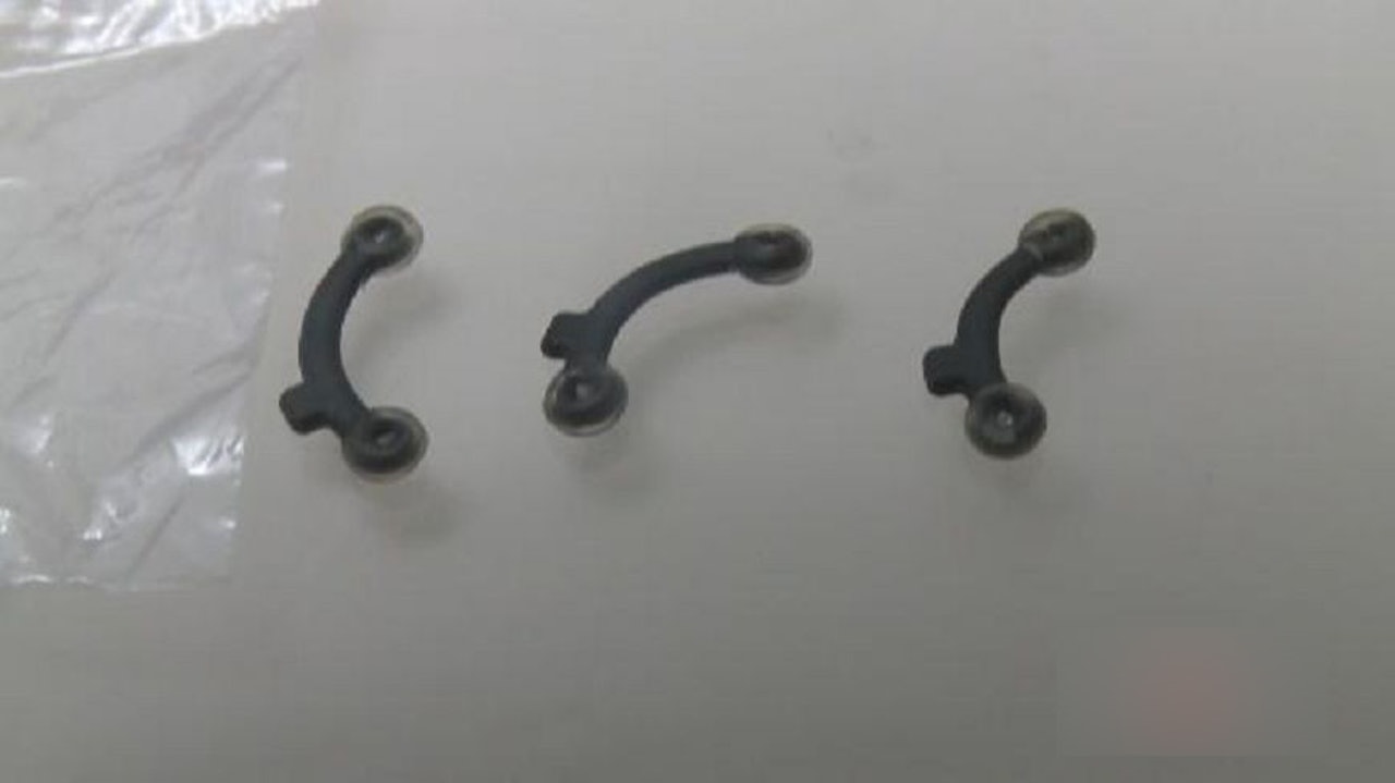 「美鼻神器」實際上是一塊軟矽膠,把它放入鼻孔,就會出現挺高鼻子的效果。(網上圖片) 「美鼻神器」實際上是一塊軟矽膠,把它放入鼻孔,就會出現挺高鼻子的效果。(網上圖片)