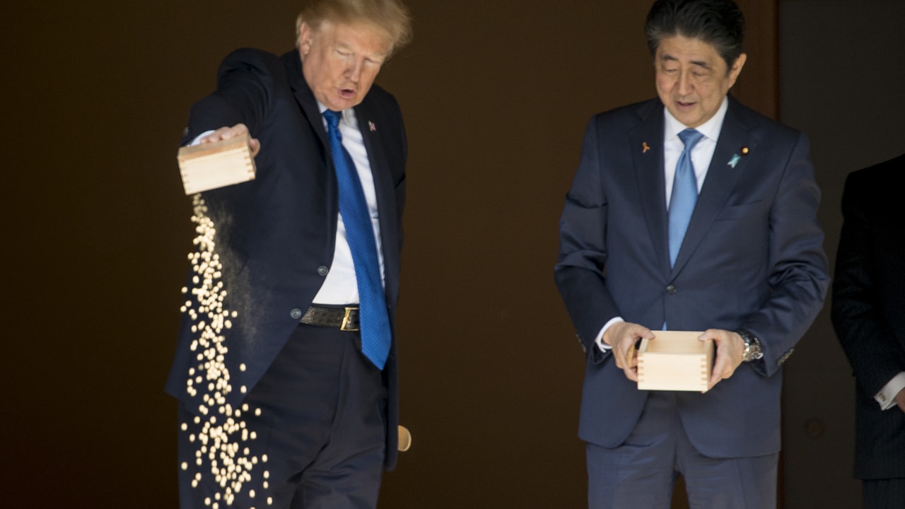 【特朗普訪亞】特朗普「特別餵魚技巧」 原來學主人家安倍? 【特朗普訪亞】特朗普「特別餵魚技巧」 原來學主人家安倍?