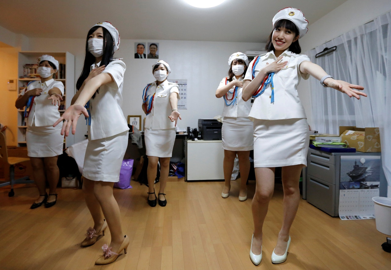 10月29日，日本東京的一個北韓粉絲團「先軍女子」，團長Chunhun（右）與其他團員一起練習北韓牡丹峰樂團的歌舞。（Toru Hanai／路透社）