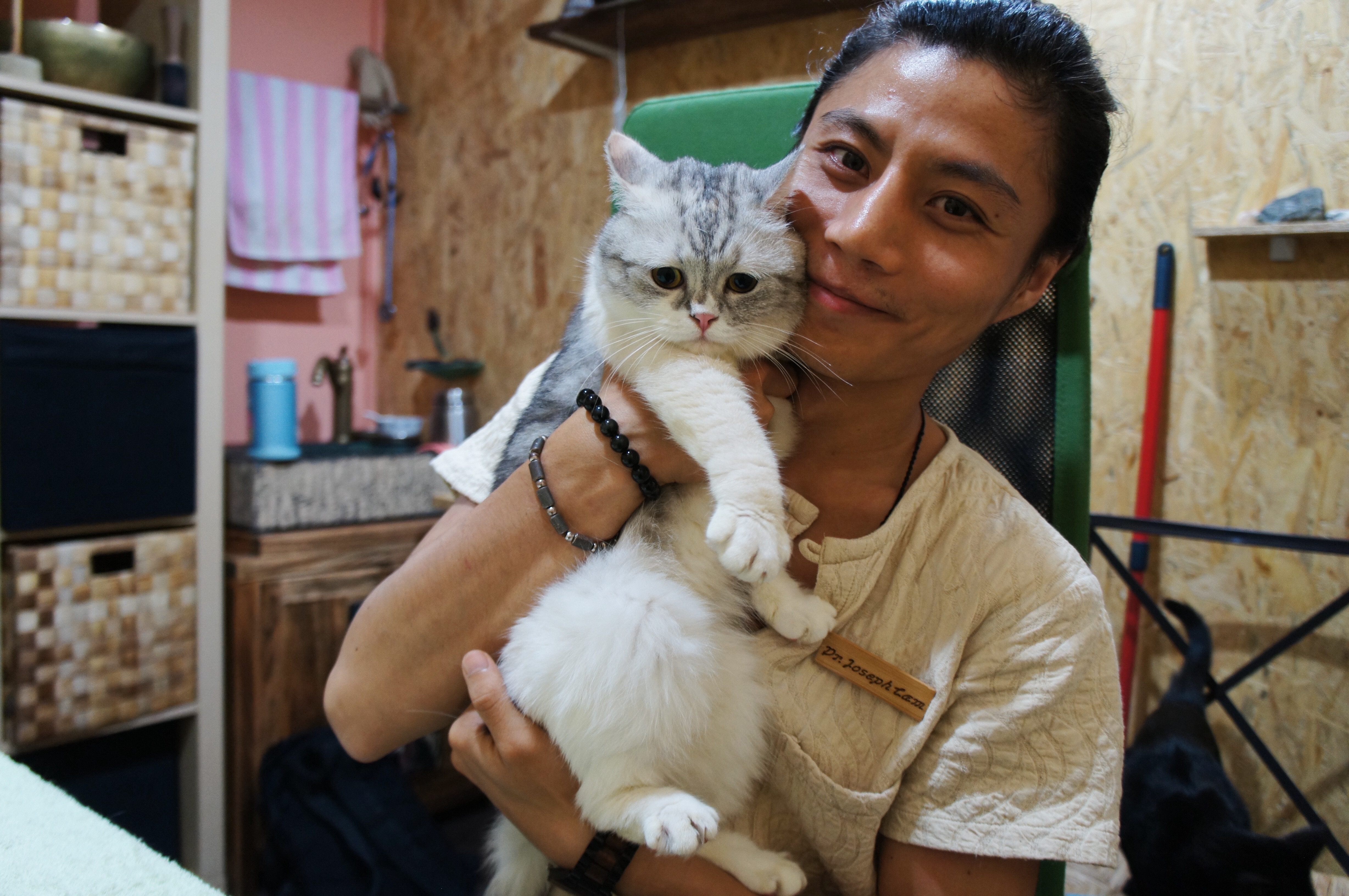 「木森林動物整全療法中心」的林顯全醫生，為大家講解動物膀胱經的重要性。（吳韻菁攝）