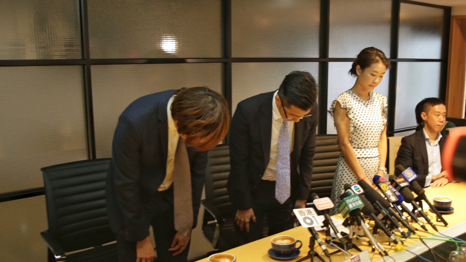 【縱橫遊洩私隱】涉20萬客戶 高層鞠躬道歉不付贖金 籲換信用卡 【縱橫遊洩私隱】涉20萬客戶 高層鞠躬道歉不付贖金 籲換信用卡