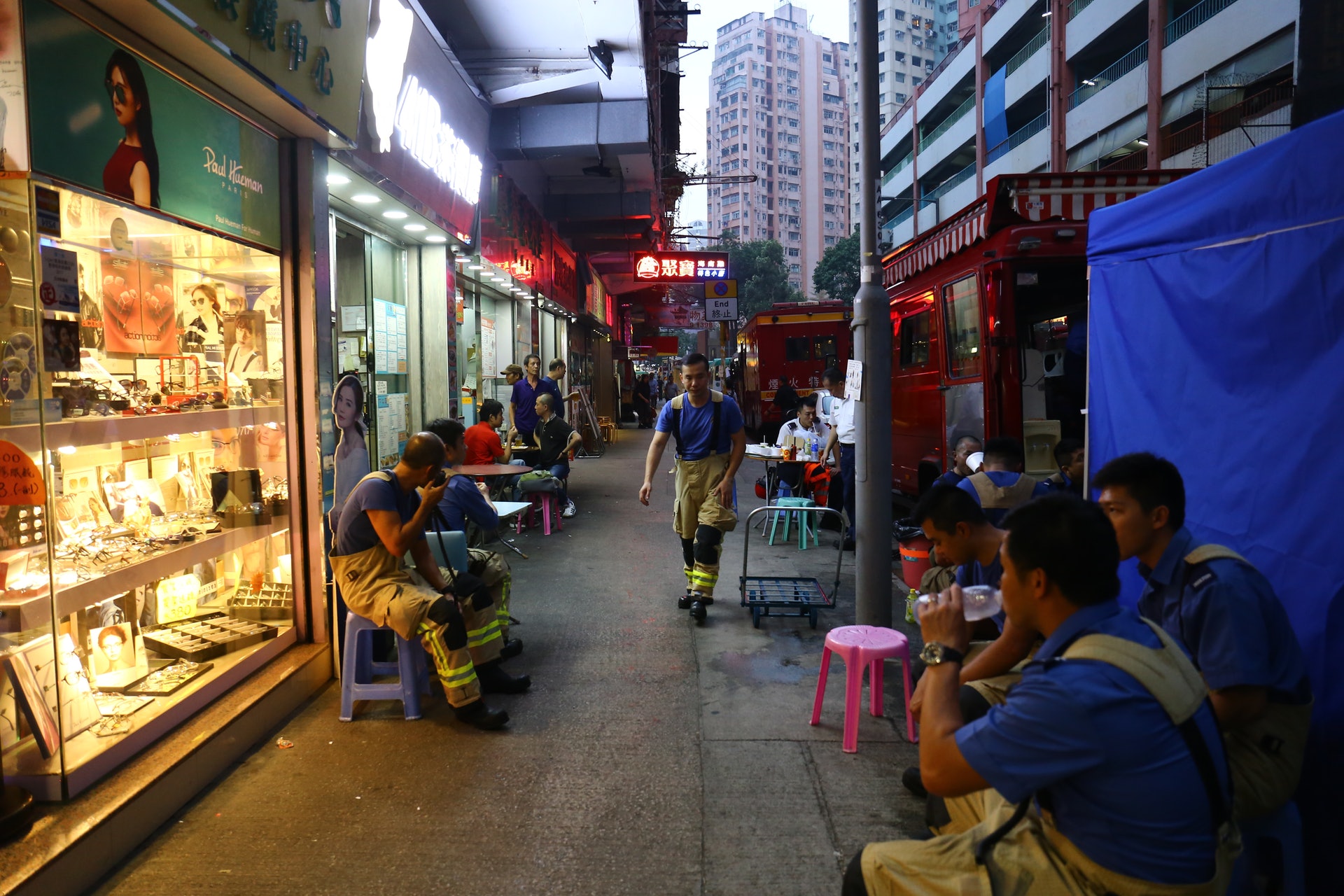 消防員坐在街旁休息。(魯嘉裕攝) 消防員坐在街旁休息。(魯嘉裕攝)
