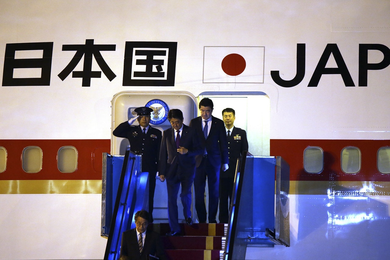 安倍晉三周四(11月9日)晚上乘專機抵達越南。(美聯社) 安倍晉三周四(11月9日)晚上乘專機抵達越南。(美聯社)
