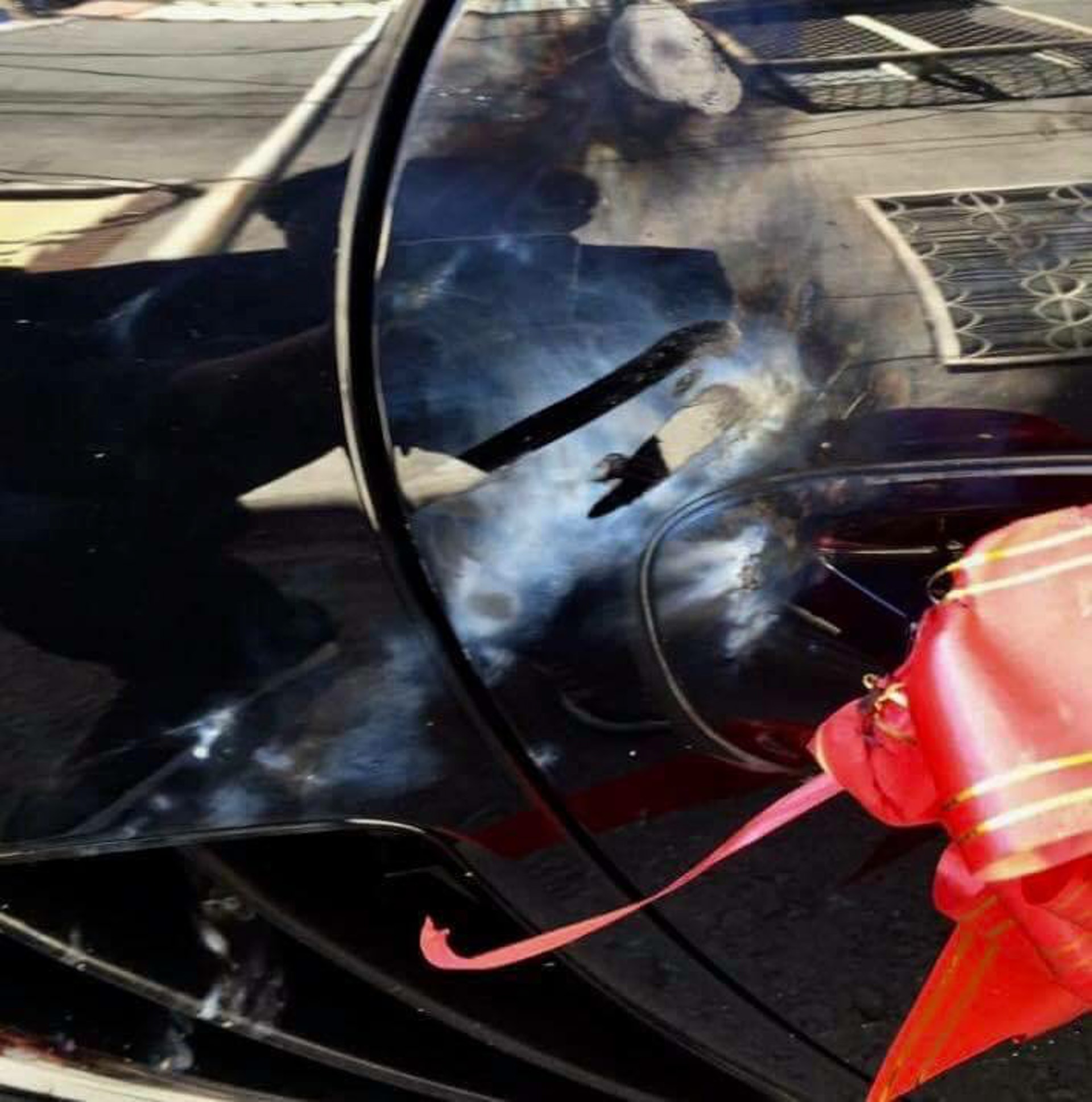 保時捷車身有明顯被鞭炮炸傷的灰色痕跡。(fb群組「台灣新聞記者聯盟資訊平台」圖片) 保時捷車身有明顯被鞭炮炸傷的灰色痕跡。(fb群組「台灣新聞記者聯盟資訊平台」圖片)
