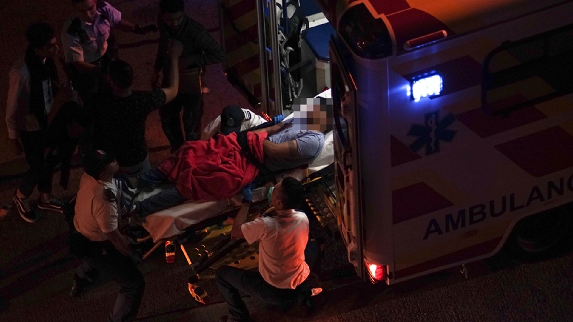 其中一名傷者由救護車送院。(讀者陳先生提供圖片) 其中一名傷者由救護車送院。(讀者陳先生提供圖片)