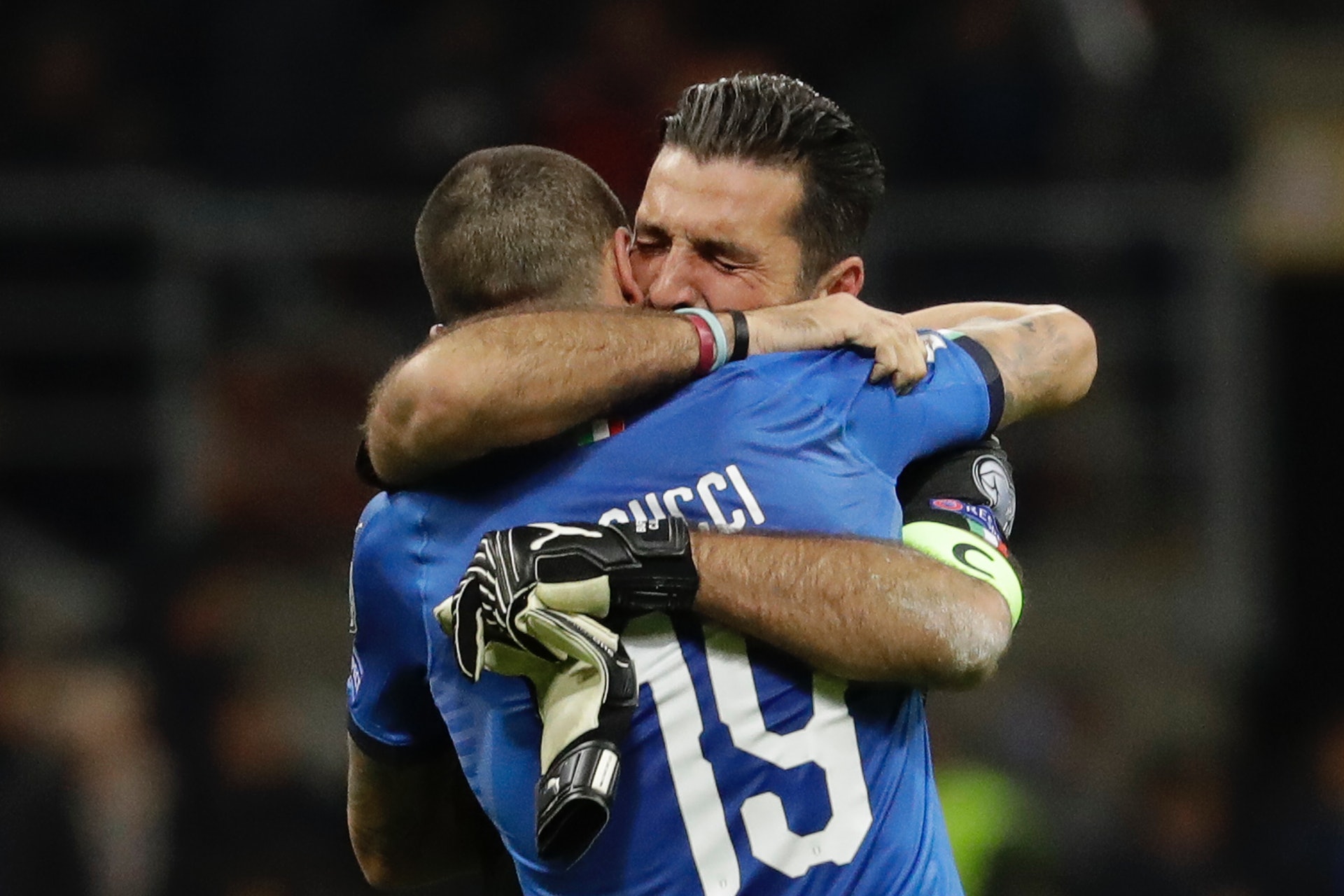 保方賽後擁着邦路斯(Leonardo Bonucci)痛哭。(美聯社) 保方賽後擁着邦路斯(Leonardo Bonucci)痛哭。(美聯社)