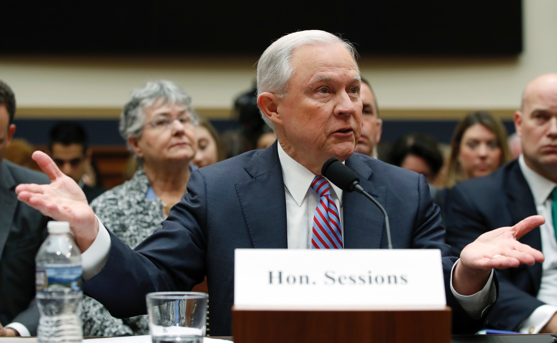 塞申斯表示會盡力解答所有問題,稱自己只是忘記與帕帕佐普洛斯有過會面,強調不會接受任何關於他說謊的指控。(美聯社) 塞申斯表示會盡力解答所有問題,稱自己只是忘記與帕帕佐普洛斯有過會面,強調不會接受任何關於他說謊的指控。(美聯社)