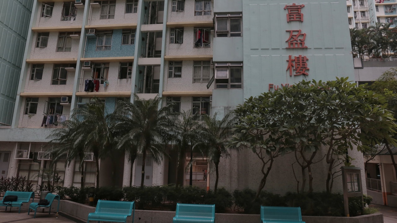 【深水埗倫常案】富昌邨中年男墮樓亡 警上門揭同居女友中刀不治 【深水埗倫常案】富昌邨中年男墮樓亡 警上門揭同居女友中刀不治
