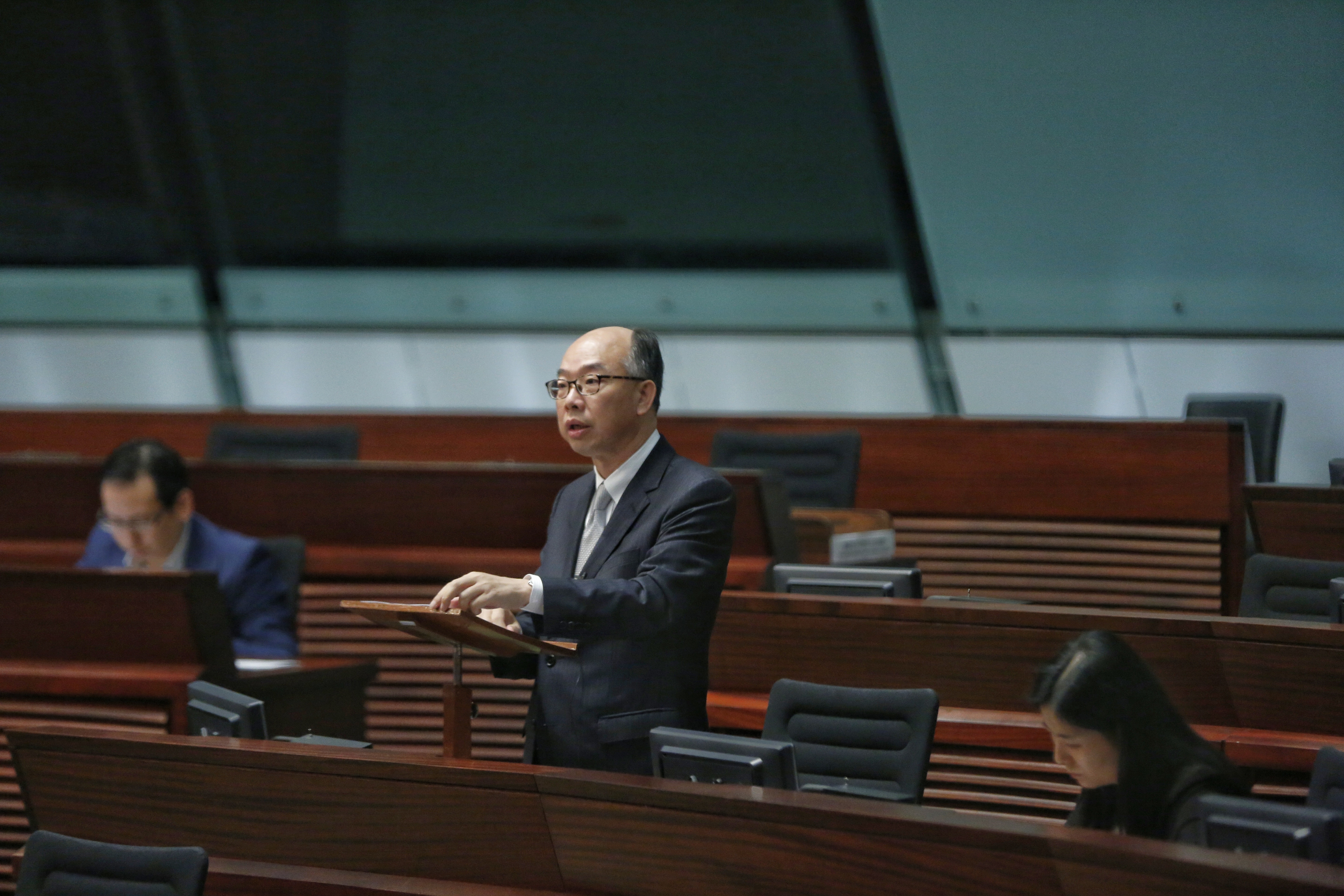 一地兩檢無約束力議案獲通過　袁國強：無諮詢不代表漠視民意