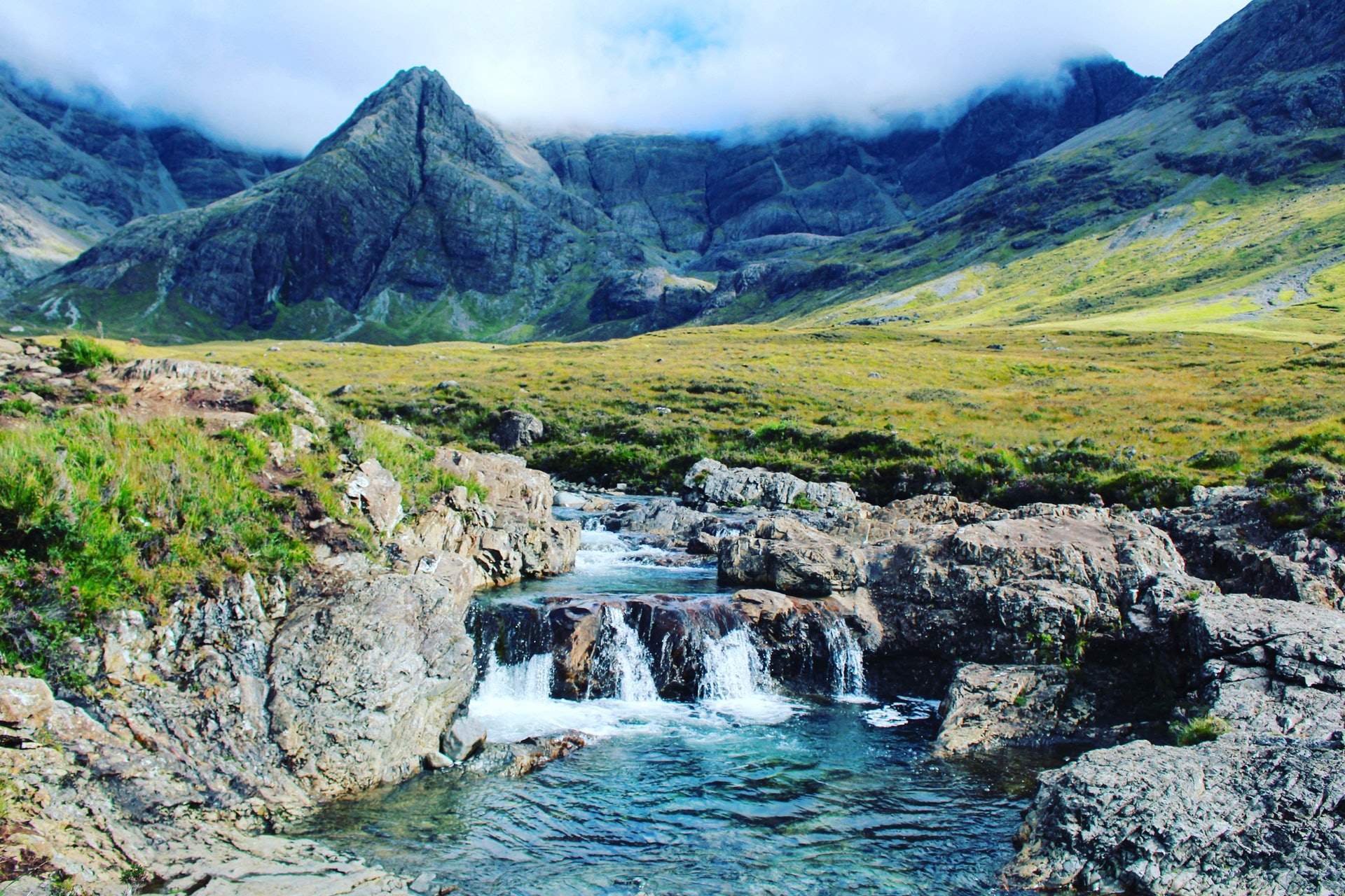 偶然來到蘇格蘭的天空島(Isle of Skye)旅遊,卻聽到了倫敦人出走的故事。圖為蘇格蘭天空島(Isle of Skye)的Fairy Pools(作者提供) 偶然來到蘇格蘭的天空島(Isle of Skye)旅遊,卻聽到了倫敦人出走的故事。圖為蘇格蘭天空島(Isle of Skye)的Fairy Pools(作者提供)
