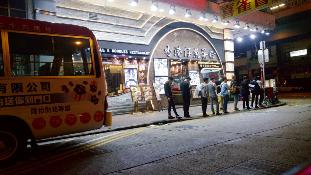 比較「豪」一點的夜歸人，早已知道在特定位置排隊等候，突然便會有一輛泥鯭的駛過來載人上車。（資料圖片 / 黃煒堯攝）