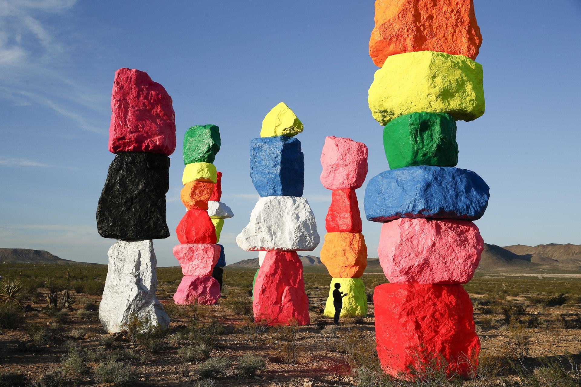 矗立在美國15號州際公路(I-15)旁的地景藝術-Seven Magic Mountains。 (美聯社)