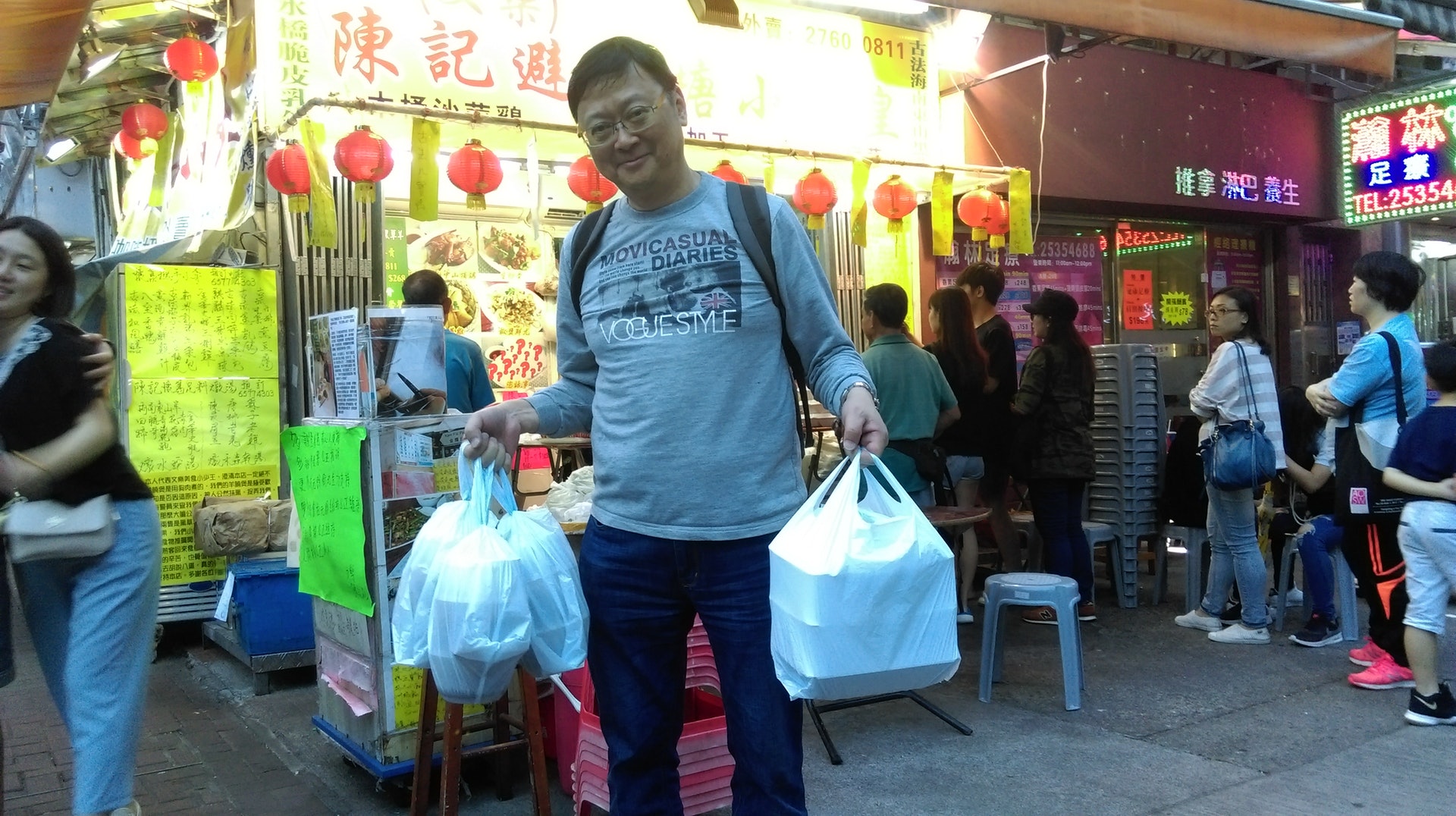 有食客買到文樂羊腩煲後滿載而歸。(鄧穎琳攝) 有食客買到文樂羊腩煲後滿載而歸。(鄧穎琳攝)