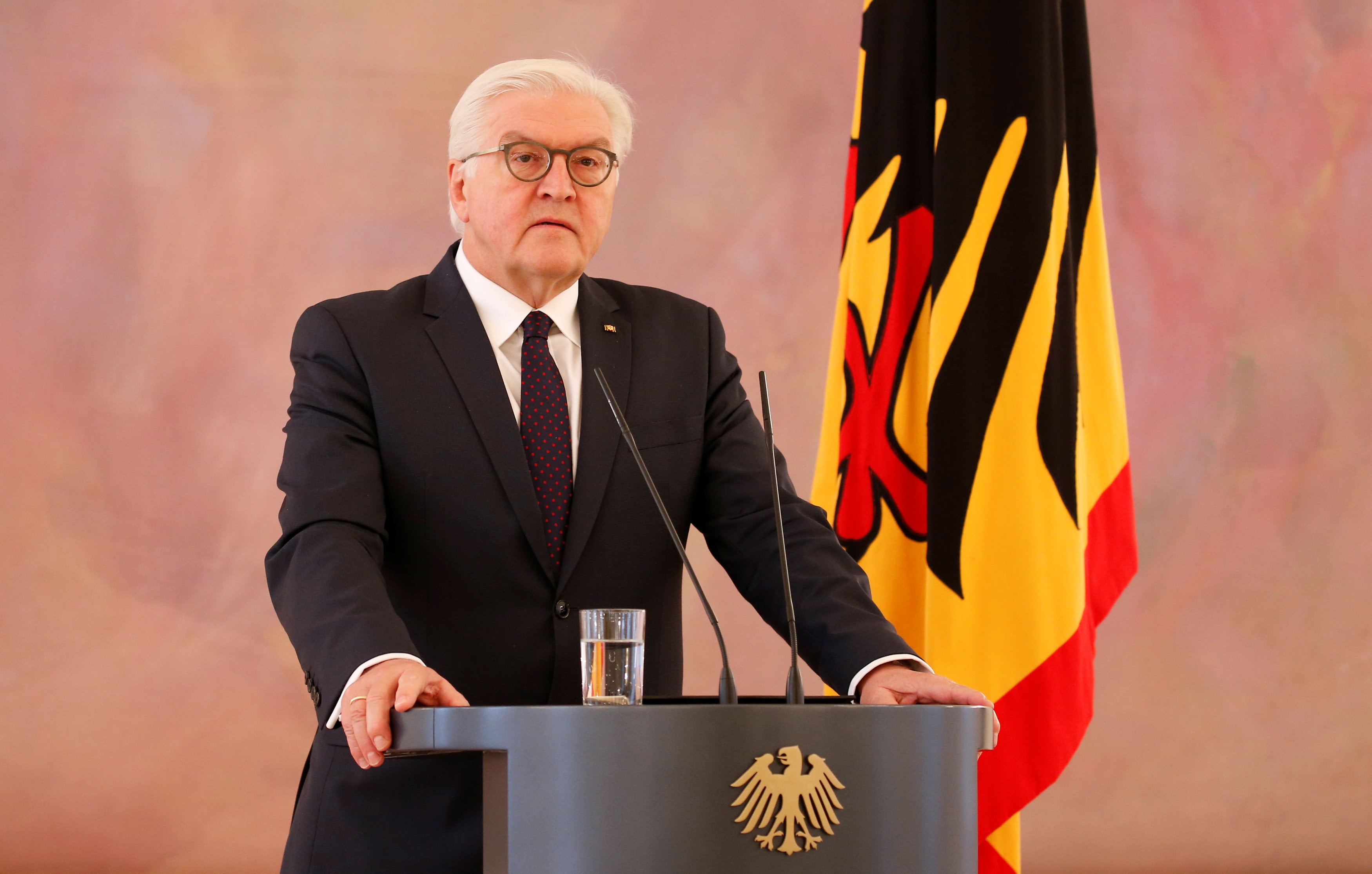 德國總統施泰因邁爾（Frank-Walter Steinmeier）11月20日（周一）與默克爾會面後，促請各黨妥協，解決目前政治困局。（路透社）