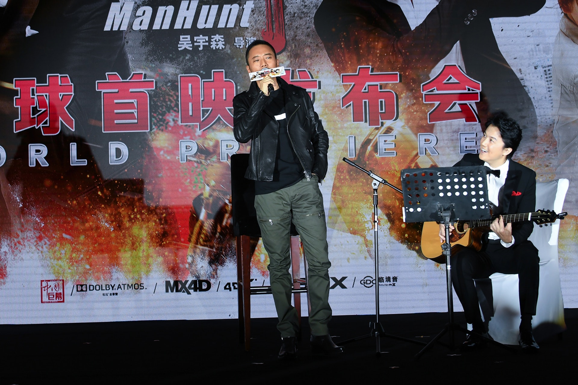 張涵予之前都有唱過這首《杜丘之歌》,但有福山伴奏就是第一次。 張涵予之前都有唱過這首《杜丘之歌》,但有福山伴奏就是第一次。